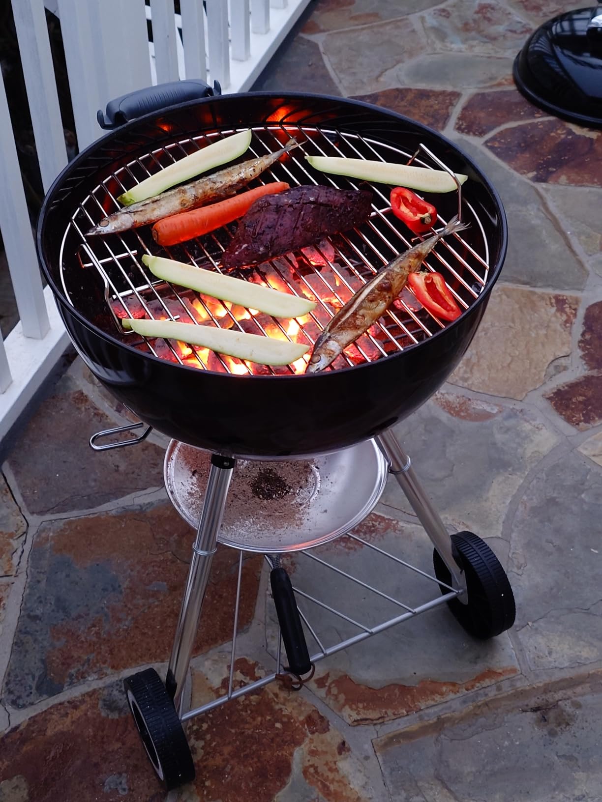 Weber Original Kettle Charcoal Grill, 18-Inch, Black customer photo 2