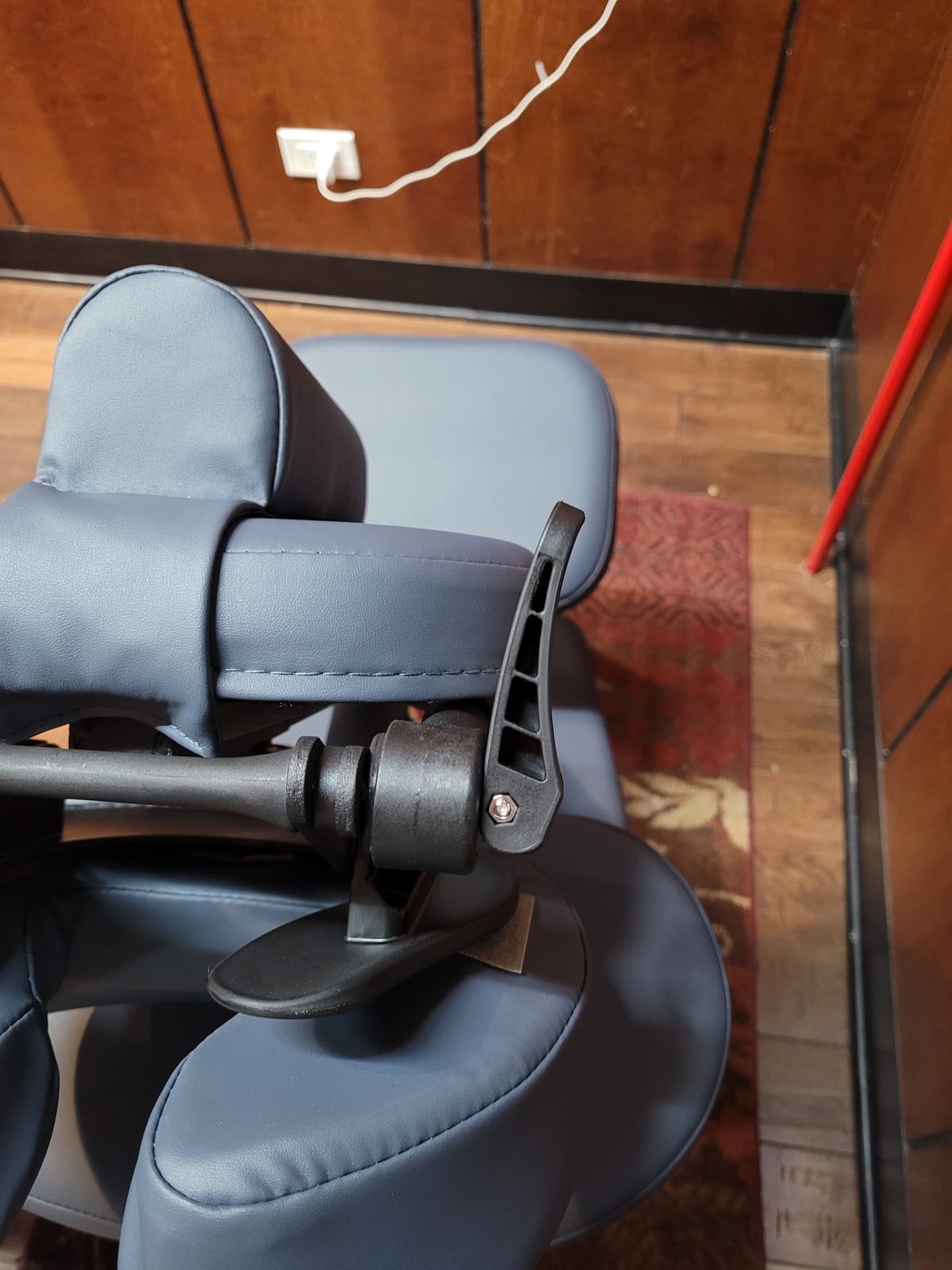 Professional Portable and Lightweight Tattoo/Massage Chair by Master Massage - Folding Aluminum Frame with Adjustable Features and Wheeled Carrying Case, Blue customer photo 1