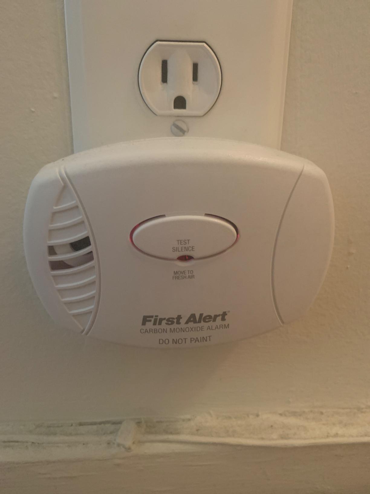 First Alert Carbon Monoxide Detector, Plug-In Alarm with Test & Silence Button, CO600, White, 1-Pack customer photo 2