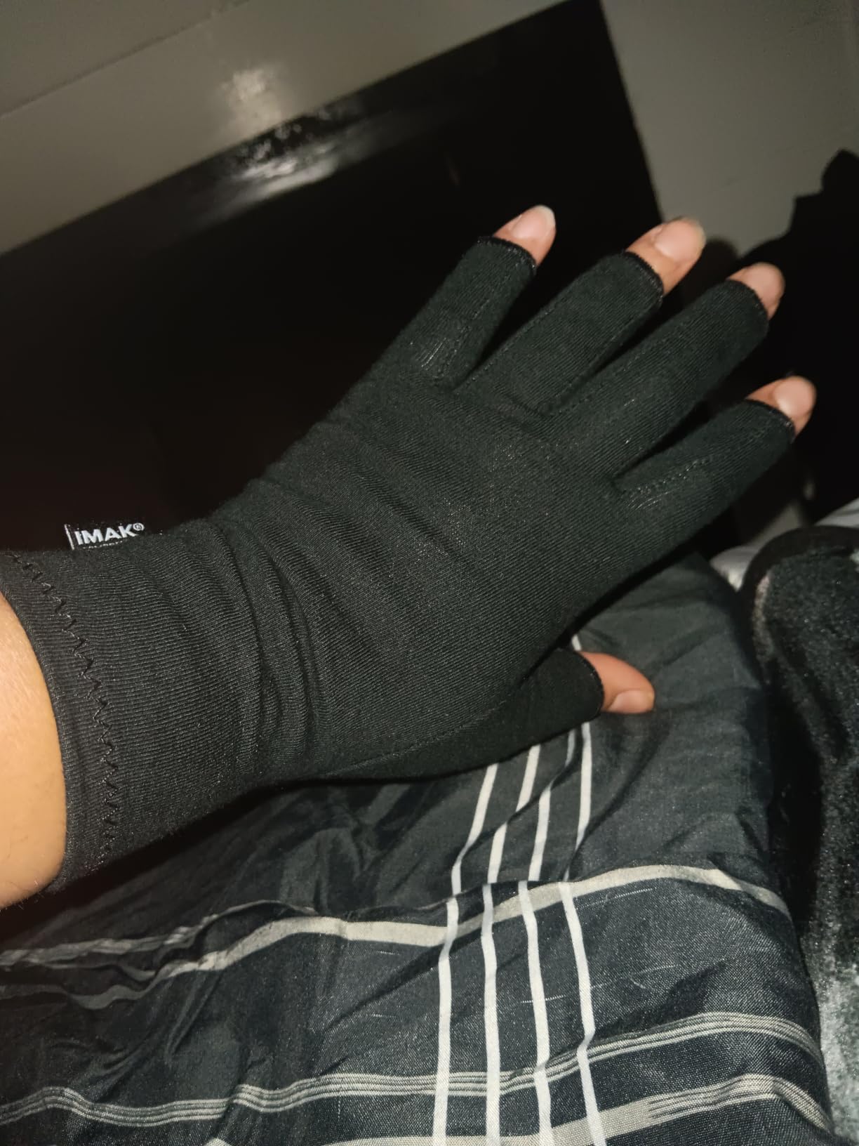 IMAK Compression Arthritis Gloves - Fingerless, Support for Joint Pain & Circulation, Unisex, Compression Gloves customer photo 1