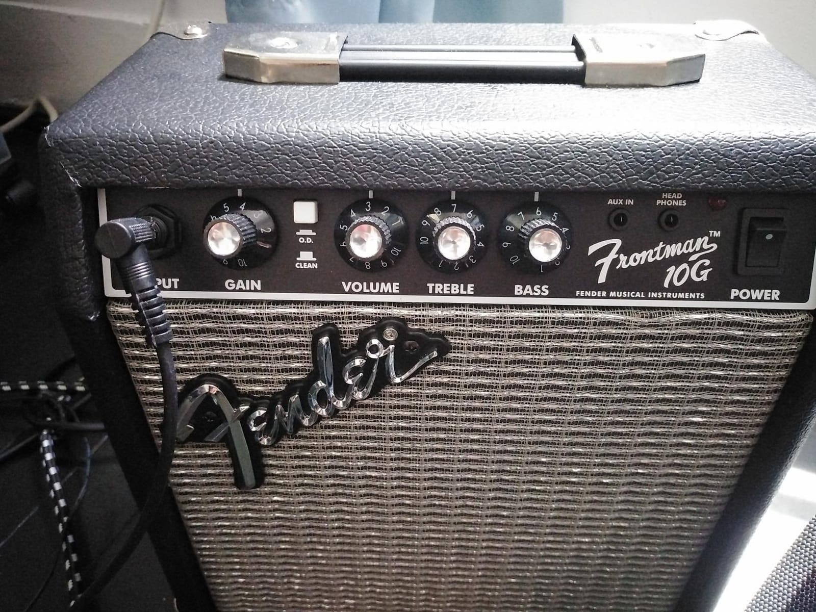 Fender Frontman 10G Electric Guitar Amplifier, 10-Watt Amp, Black/Silver | 10 Watt Practice Amp with 6 Speaker, Built In Overdrive, Headphone Jack and Aux Input, Black/Silver customer photo 2