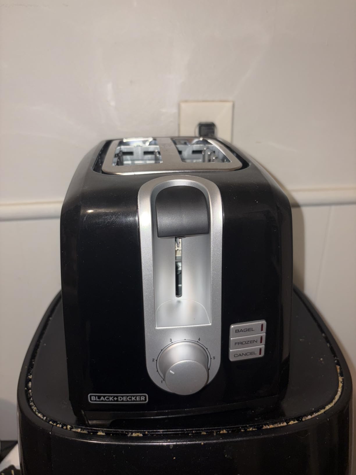 BLACK+DECKER 2-Slice Toaster with Extra-Wide Slots | Compact toaster with extra-wide slots, 6 shade settings and removable crumb tray for easy cleanup customer photo 2