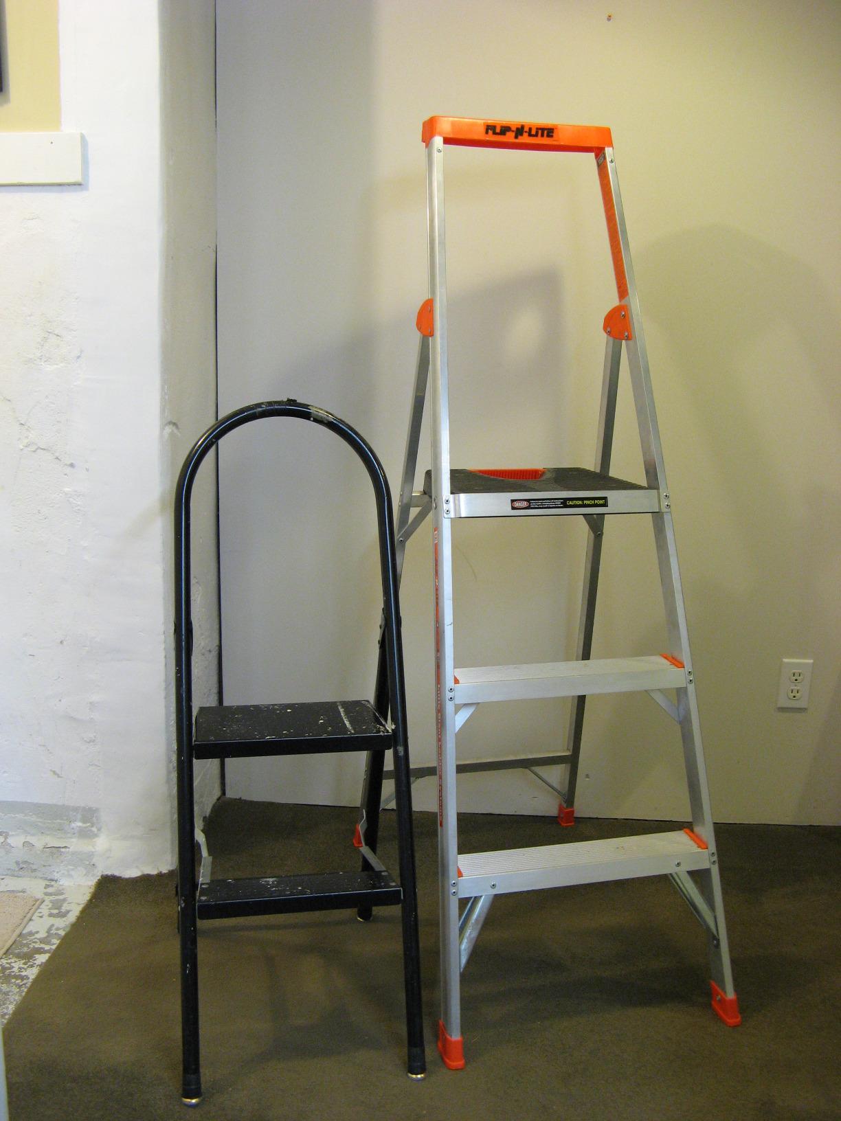 Little Giant Flip N Lite 5-ft Aluminum Stepladder, 15273-001 | Ultra Lightweight Ladder, Easy Release Handle, Wide Anti Slip Steps, Home or Jobsite Use, Type IA 300 lbs. customer photo 1