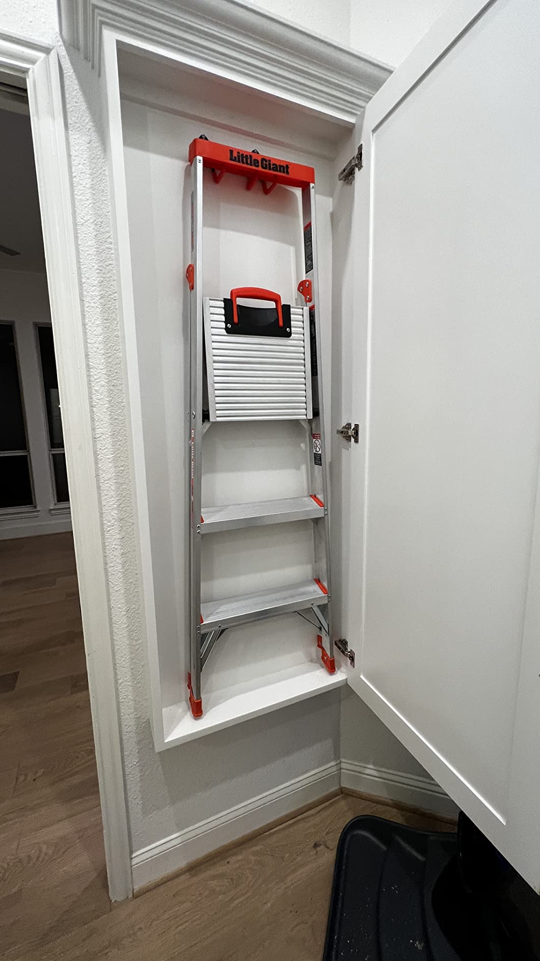 Little Giant Flip N Lite 5-ft Aluminum Stepladder, 15273-001 | Ultra Lightweight Ladder, Easy Release Handle, Wide Anti Slip Steps, Home or Jobsite Use, Type IA 300 lbs. customer photo 2