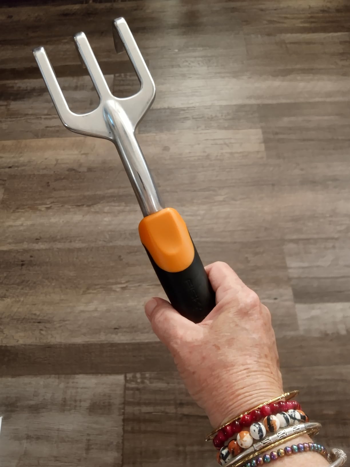 Fiskars Ergo Garden Cultivator, Hand Tool for Digging, Aerating & Weeding | Heavy-Duty Cast Aluminum Tines, Rust Resistant, Ergonomic Handle, Hang Hole Storage, Loosens Soil in Garden Beds & Pots customer photo 1