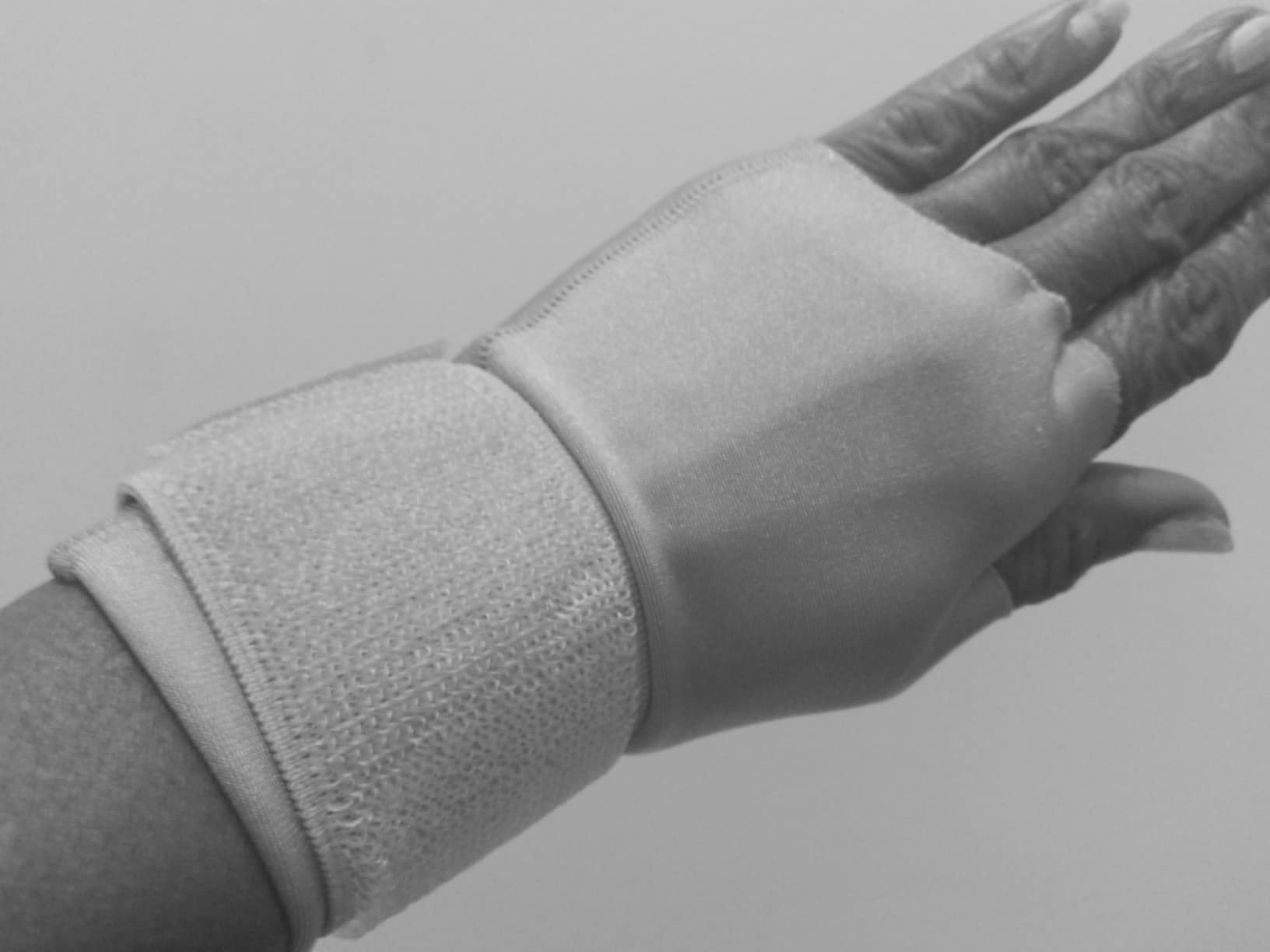 Mueller Compression Wrist Gloves - Medium 7.5 in. - 8.5 in. customer photo 1