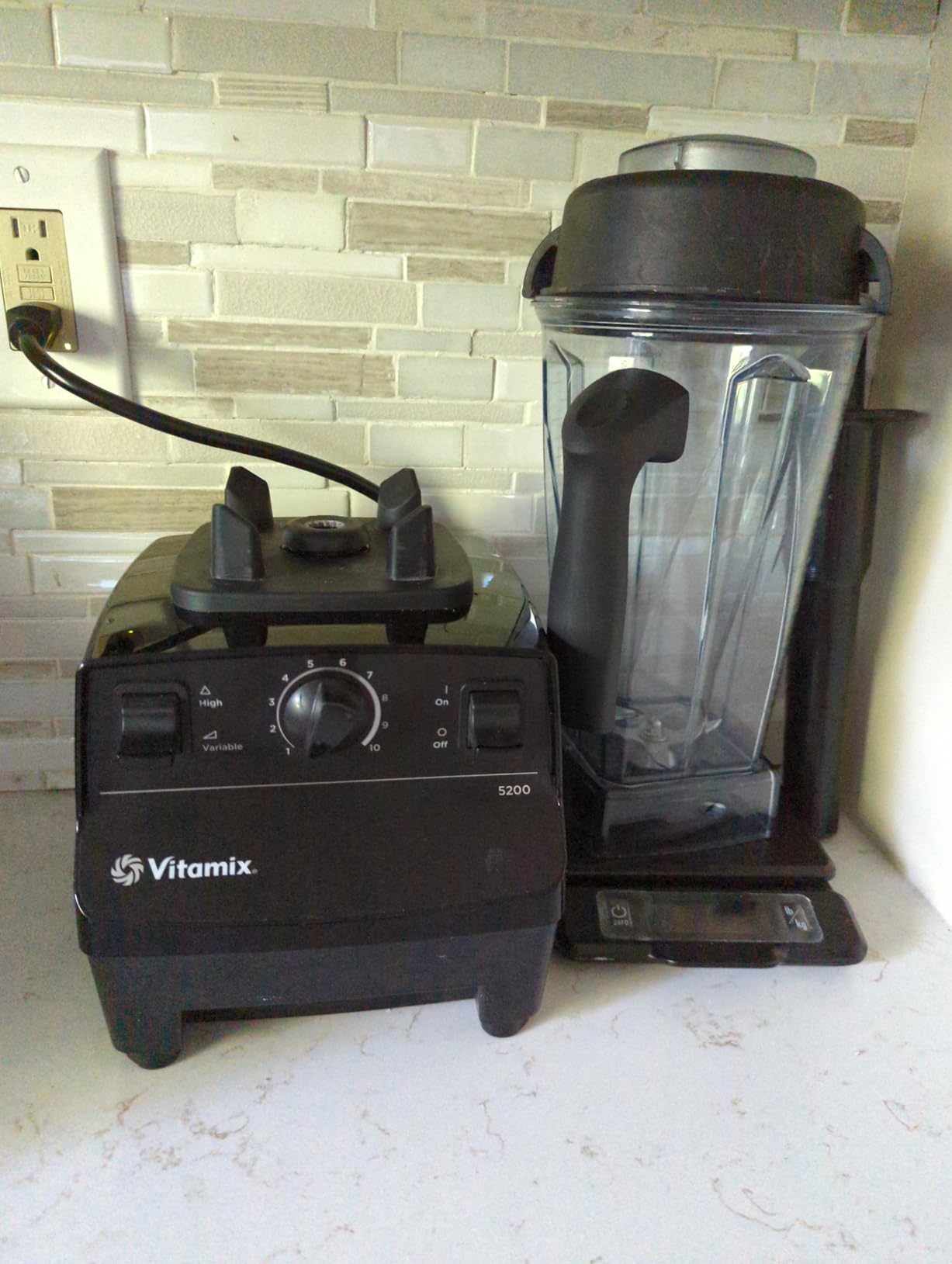 Vitamix 5200 Blender, Professional-Grade for Smoothies, Soups, Ice Cream and More, Stainless-Steel Blades, Self-Cleaning Kitchen Appliance, 64 Oz Container, Black customer photo 2