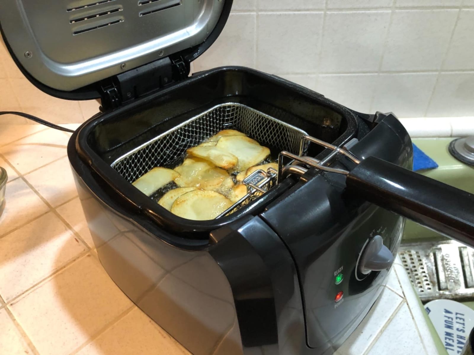 Hamilton Beach Cool Touch Electric Deep Fryer with Basket For Home Use | 2 Liter / 8 Cup Oil Capacity | 1500 Watts | Cool-Touch Sides | Lid With View Window | Adjustable Temperature | Black | 35021 customer photo 1