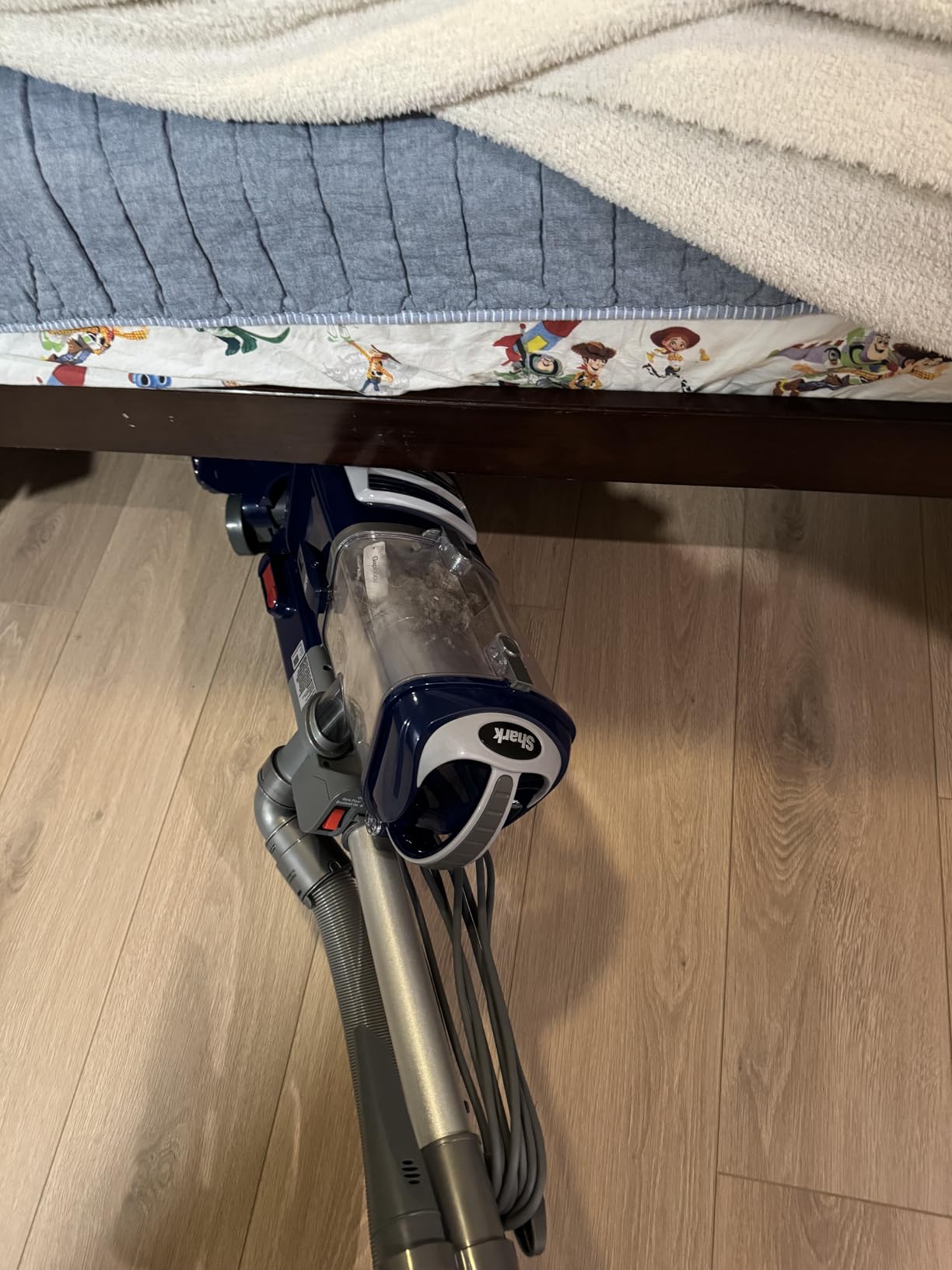 Shark Upright Vacuum Cleaner | Navigator Lift-Away Deluxe | Pet Hair, Carpet & Hard Floor Cleaning | Upholstery & Crevice Tool | HEPA Filter | Swivel Steering | Large Dust Cup Capacity | Blue | NV360 customer photo 2