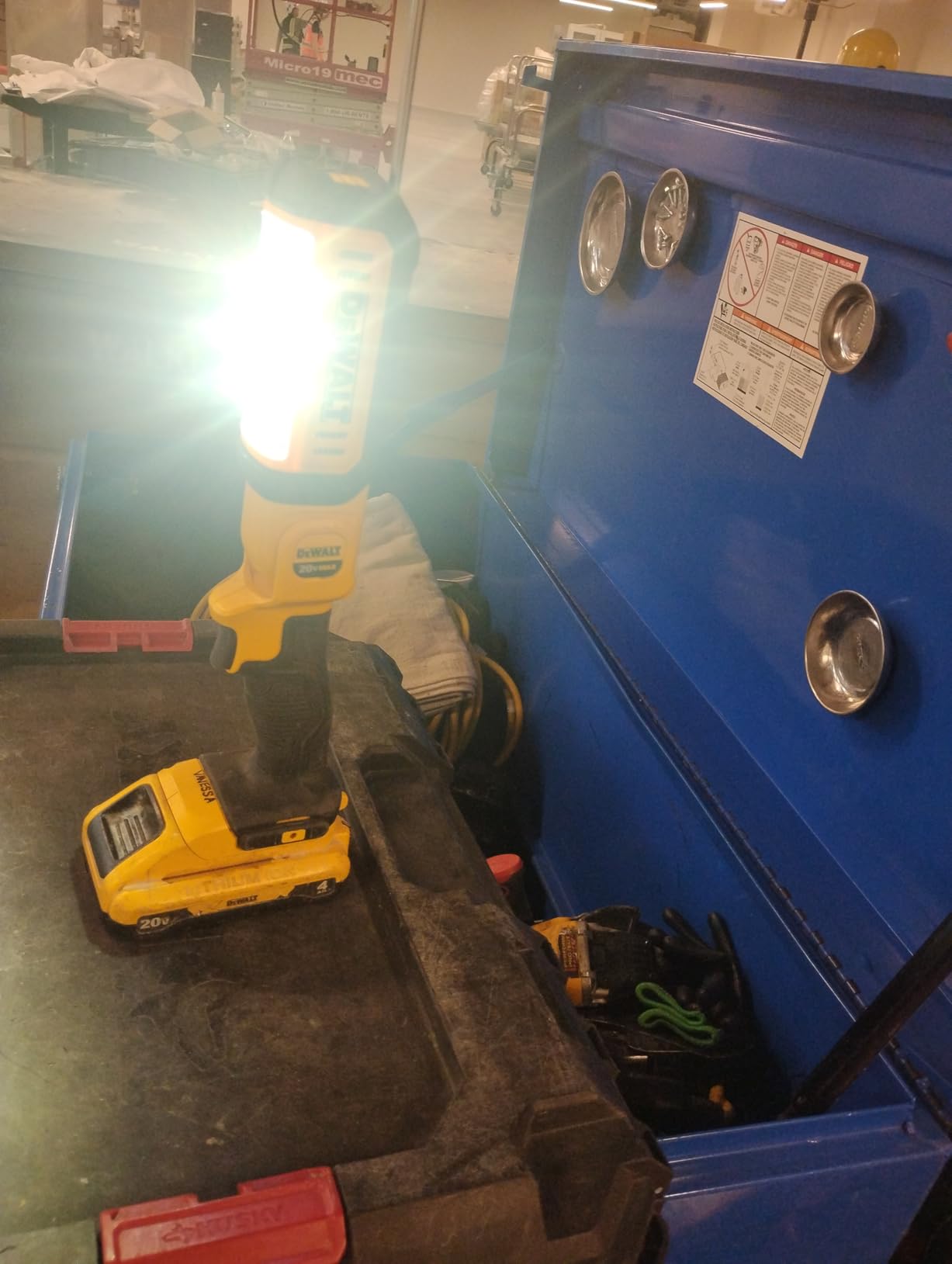 DEWALT 20V MAX LED Work Light, Rechargeable Flashlight, Pivoting Head, Bare Tool Only (DCL050) customer photo 1