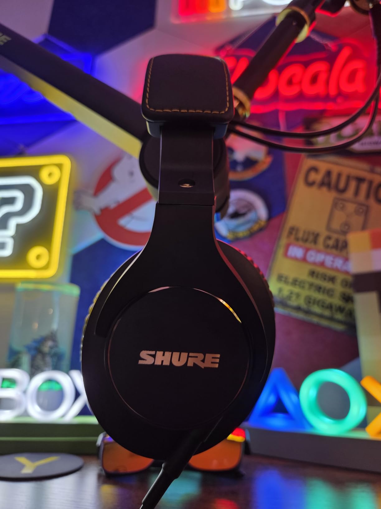Shure SRH840A Over-Ear Wired Studio Monitoring Headphones | Closed-back headphones with tailored frequency response and detailed sound for critical listening and monitoring customer photo 2
