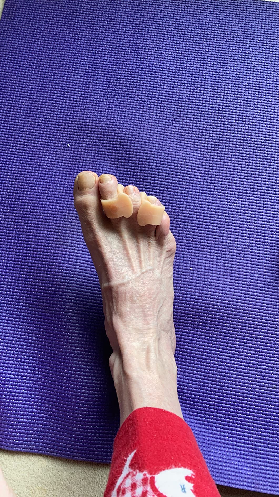 ZenToes Gel Toe Spacers for Bunions & Overlapping Toes, 4 Count | Gel toe separators for women & men. Big toe alignment, crooked toes. Fits sneakers, sandals & heels. Washable customer photo 1