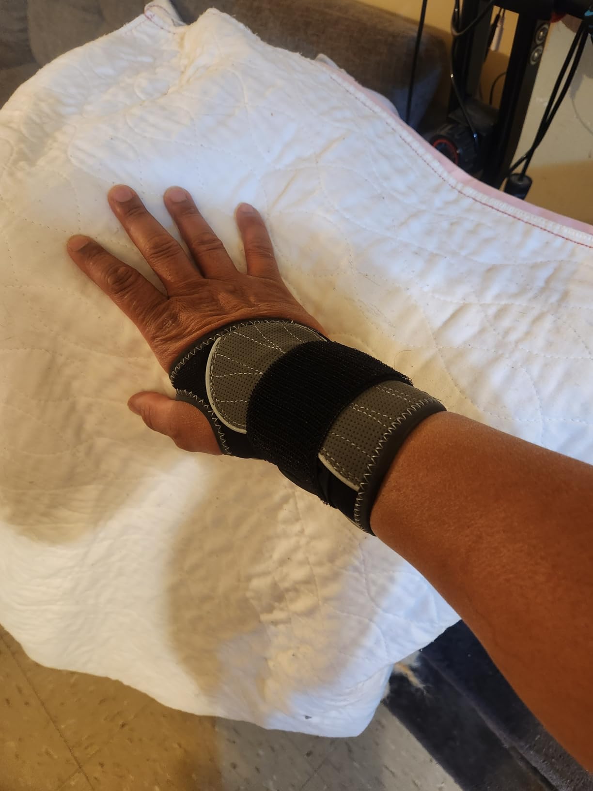 Mueller Hg80 Premium Wrist Brace, Wrist Pain Relief Support for Men and Women, Ideal for Carpal Tunnel, Tendinitis, Arthritis, Black/Gray customer photo 1