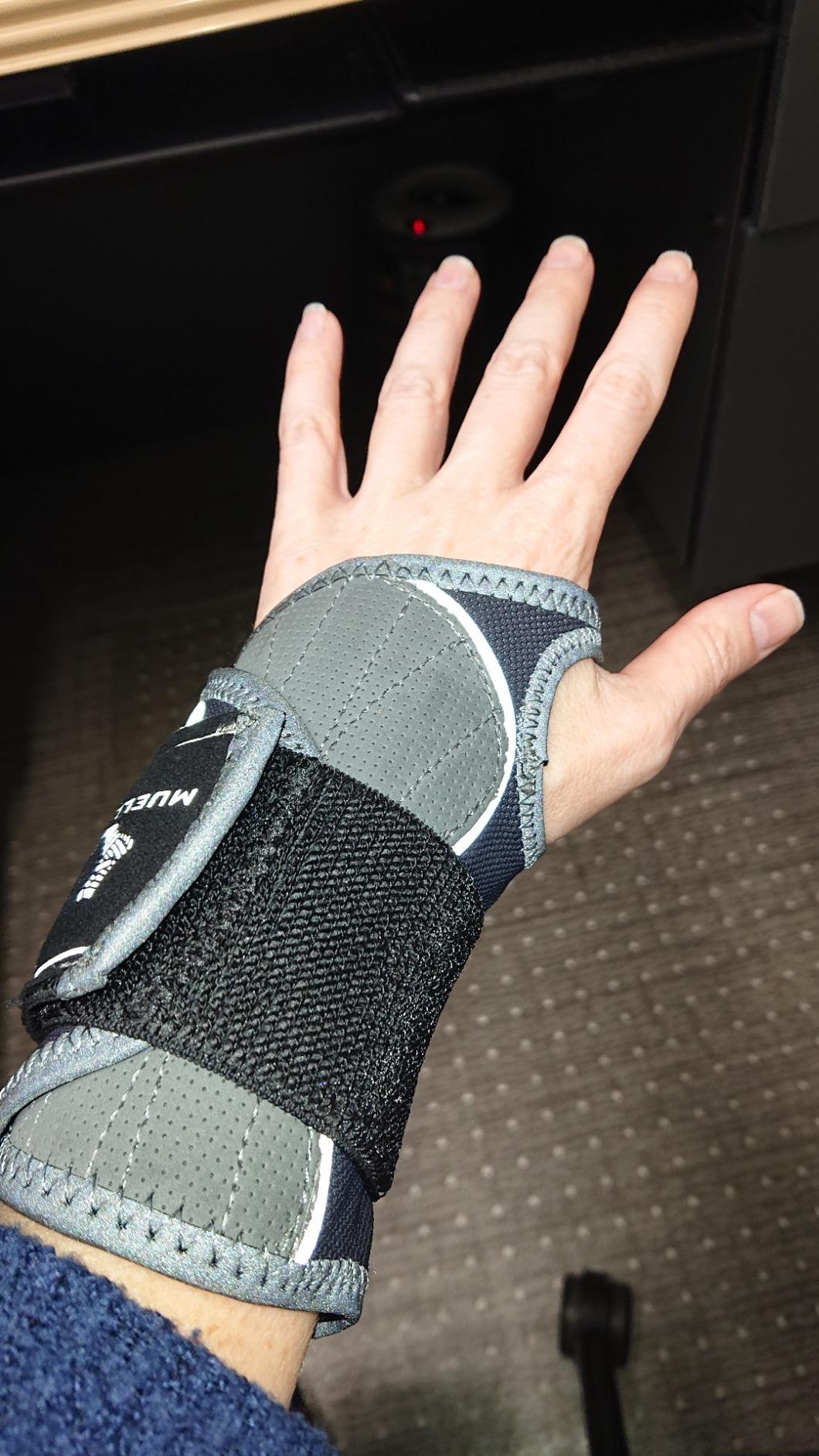 Mueller Hg80 Premium Wrist Brace, Wrist Pain Relief Support for Men and Women, Ideal for Carpal Tunnel, Tendinitis, Arthritis, Black/Gray customer photo 2