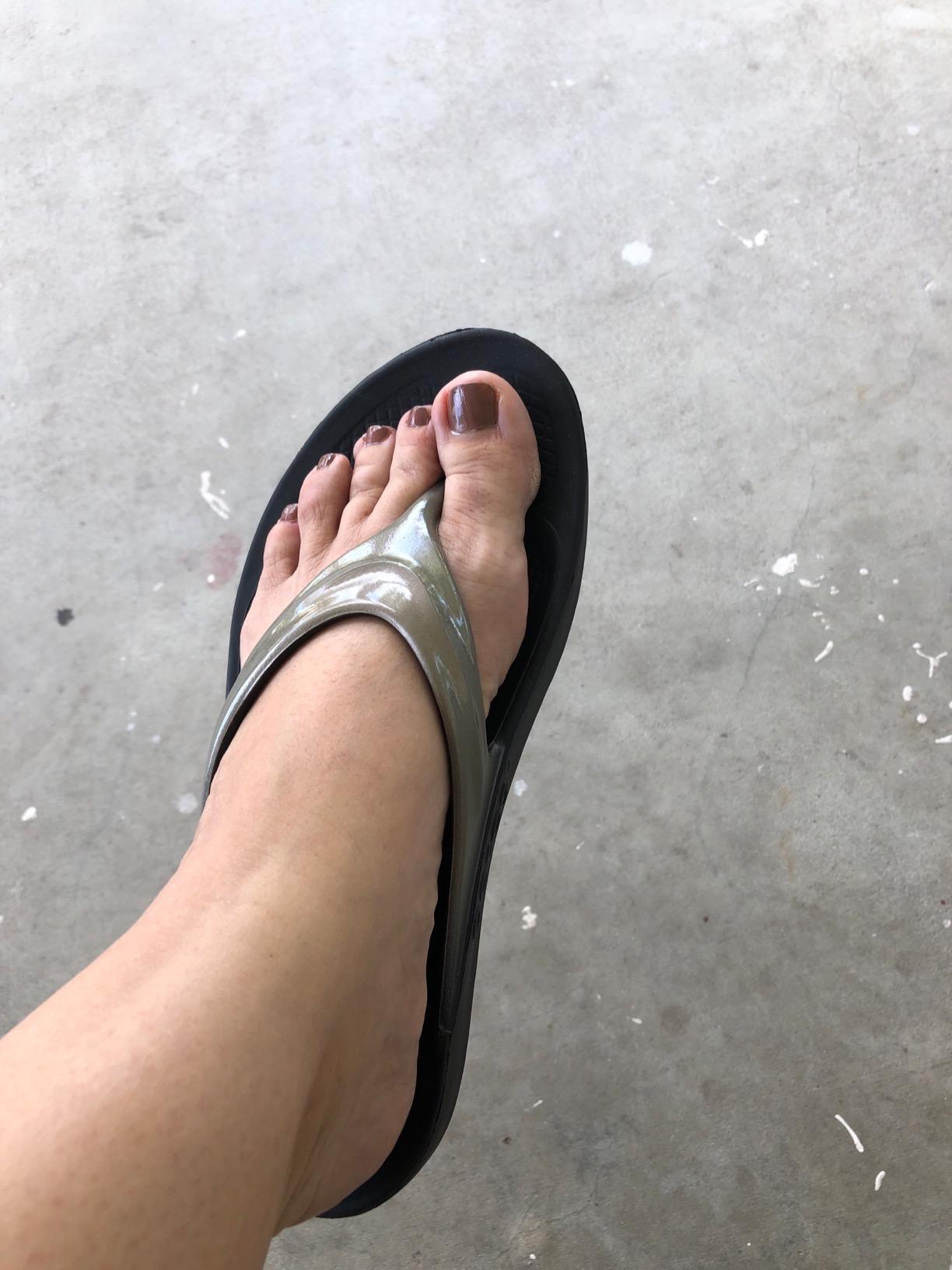 OOFOS OOlala Luxe Recovery Sandal - Women’s customer photo 2