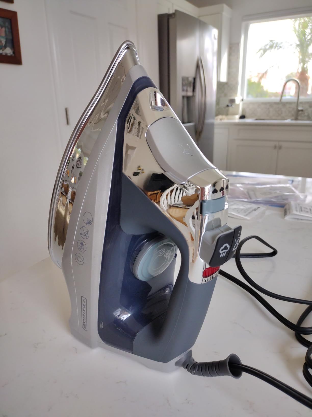 BLACK+DECKER Allure Professional Steam Iron for Clothes, Powerful steam iron with stainless soleplate, precision tip, vertical steam and automatic shutoff customer photo 2