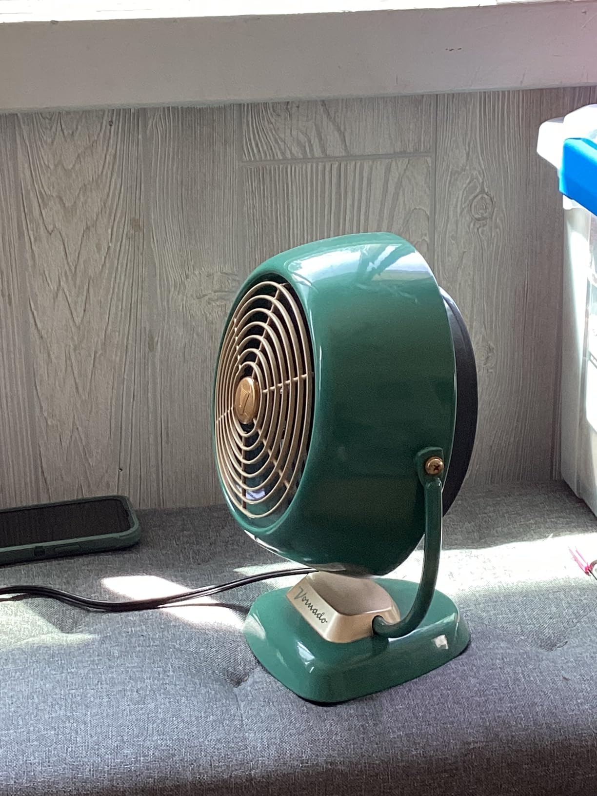 Vornado VFAN Jr. Vintage Metal Desk Fan, 2-Speed, Retro Air Circulator with Adjustable Tilt, Fan for Bedroom, Office and Dorm Room Cooling, Vintage White customer photo 1