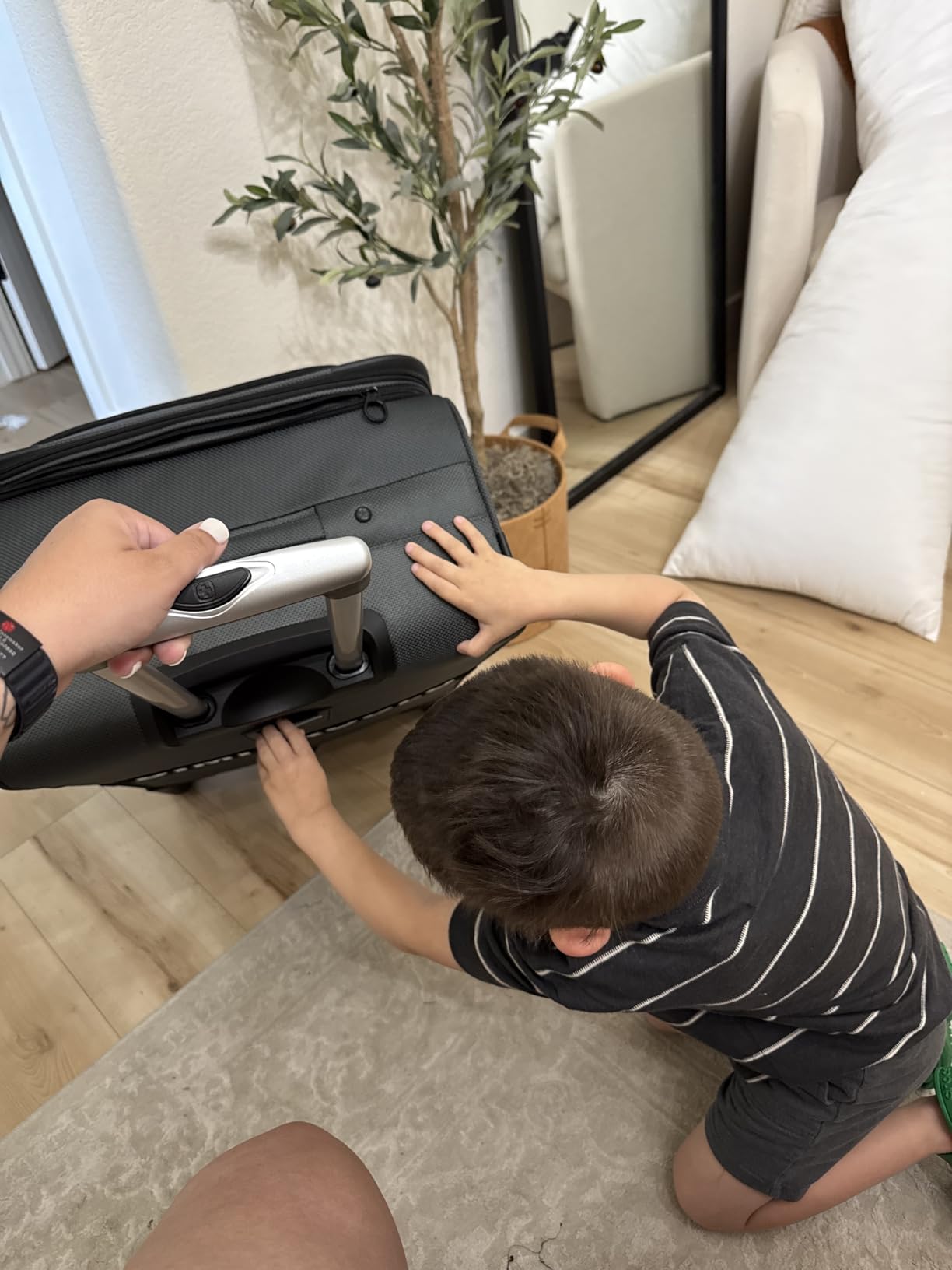 Sion Softside Expandable Spinner Luggage Durable Lightweight Travel Suitcase, Black, Checked-Large customer photo 2