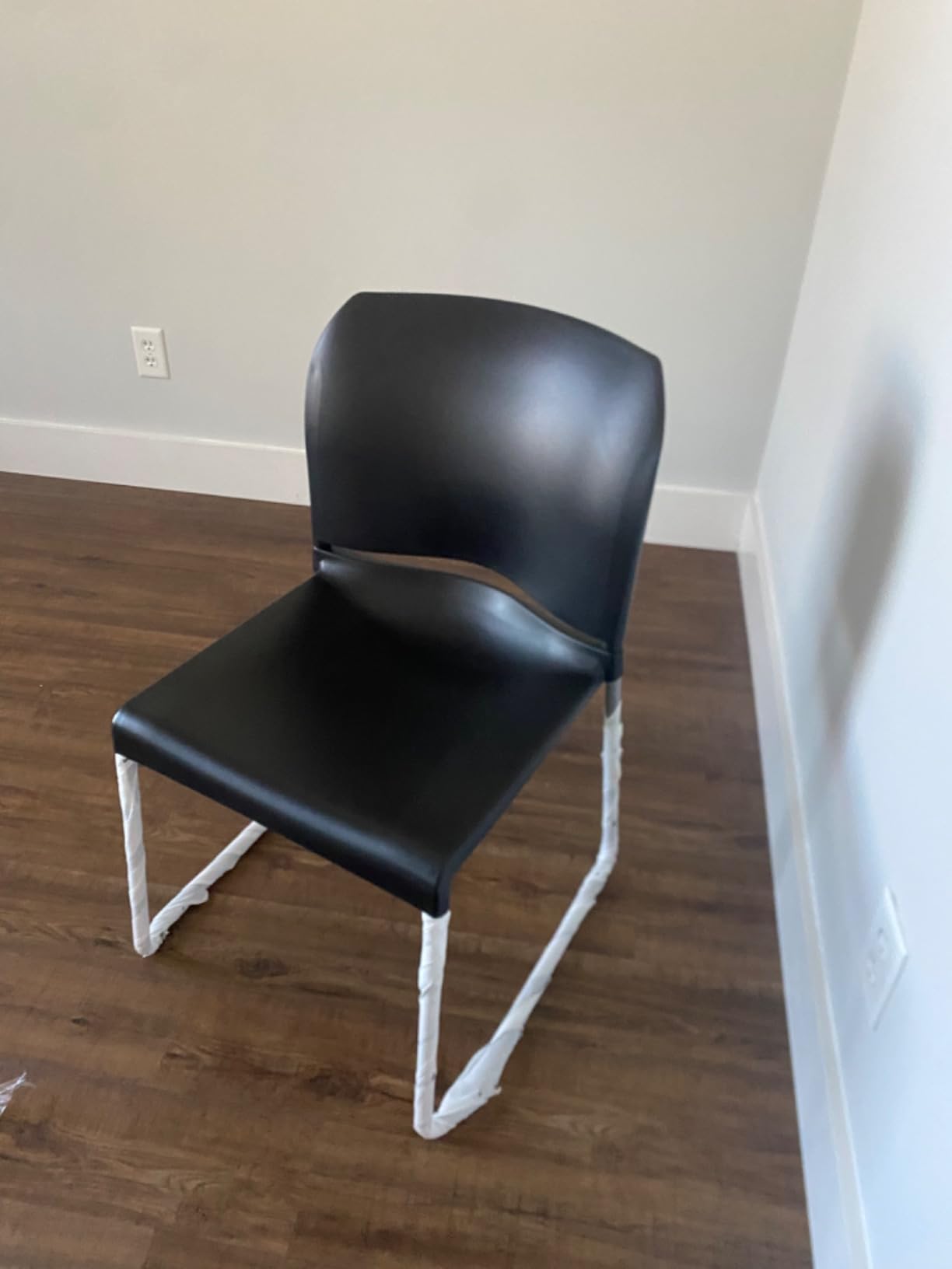 Flash Furniture Hercules Series Contoured Stacking Chairs for Waiting Rooms and Offices, Ergonomic Lobby Chairs with Curved Back, Set of 5, Black | Sled Base, Powder Coated, Contoured, 880 LBS. Weight Capacity customer photo 1