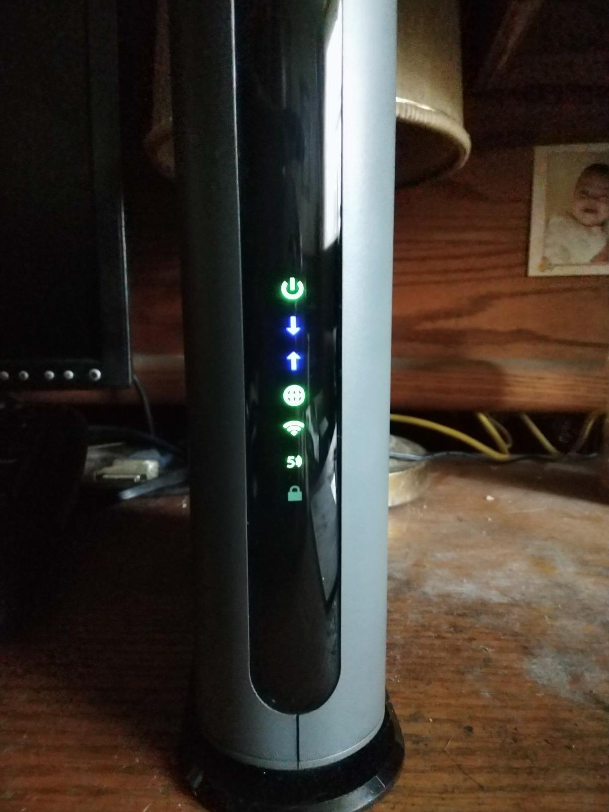 Motorola MG7550 2-in-1 Cable Modem with Built-in WiFi Router and Power Boost | Approved by Comcast Xfinity, Cox, Charter Spectrum | AC1900 WiFi Router | 16x4 DOCSIS 3.0 customer photo 1