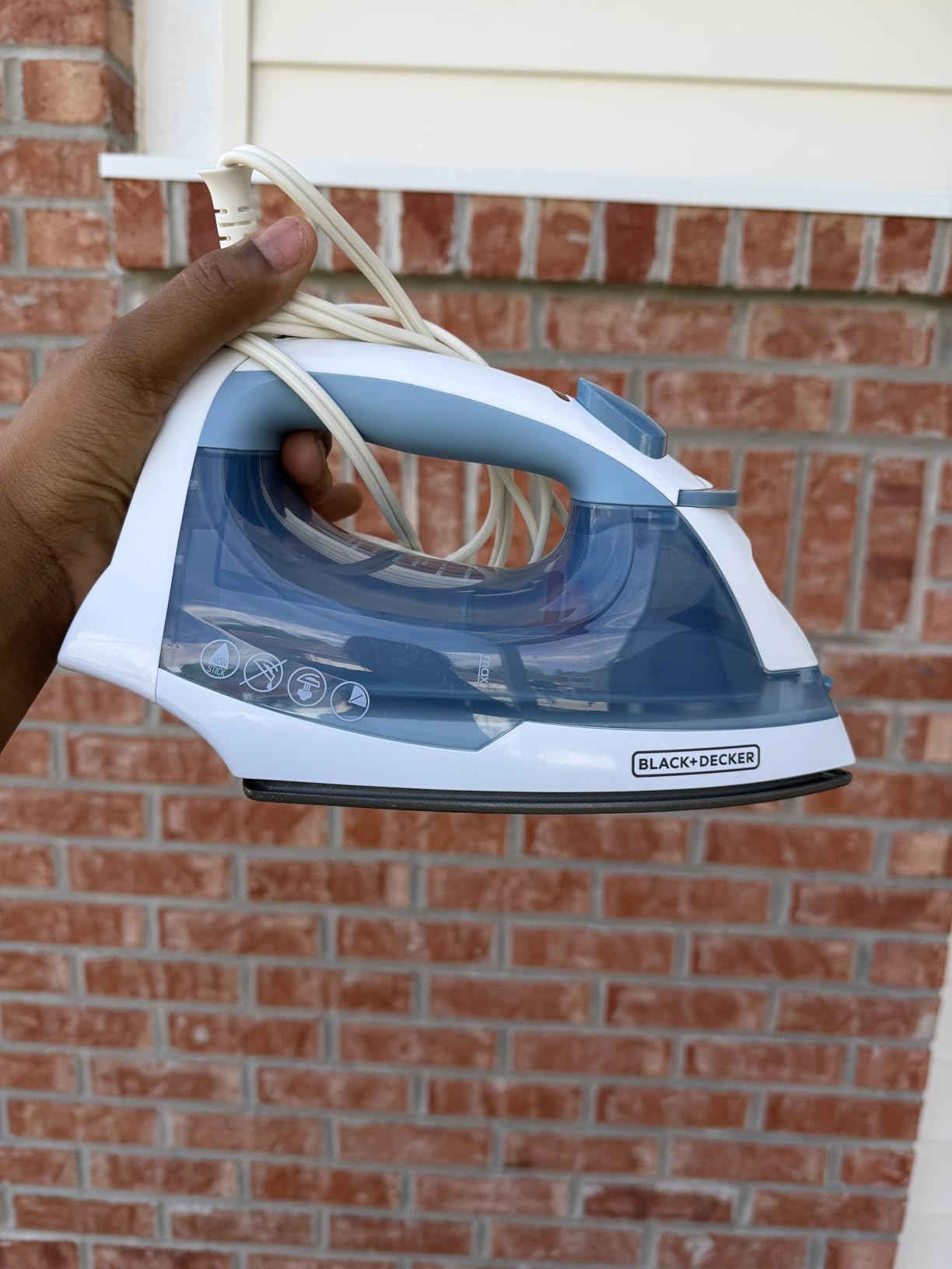 BLACK+DECKER Steam Iron for Clothes with Auto Shutoff & TrueGlide Soleplate, 1200W steam iron with nonstick soleplate, compact, spray mist, comfort grip and auto shutoff customer photo 2