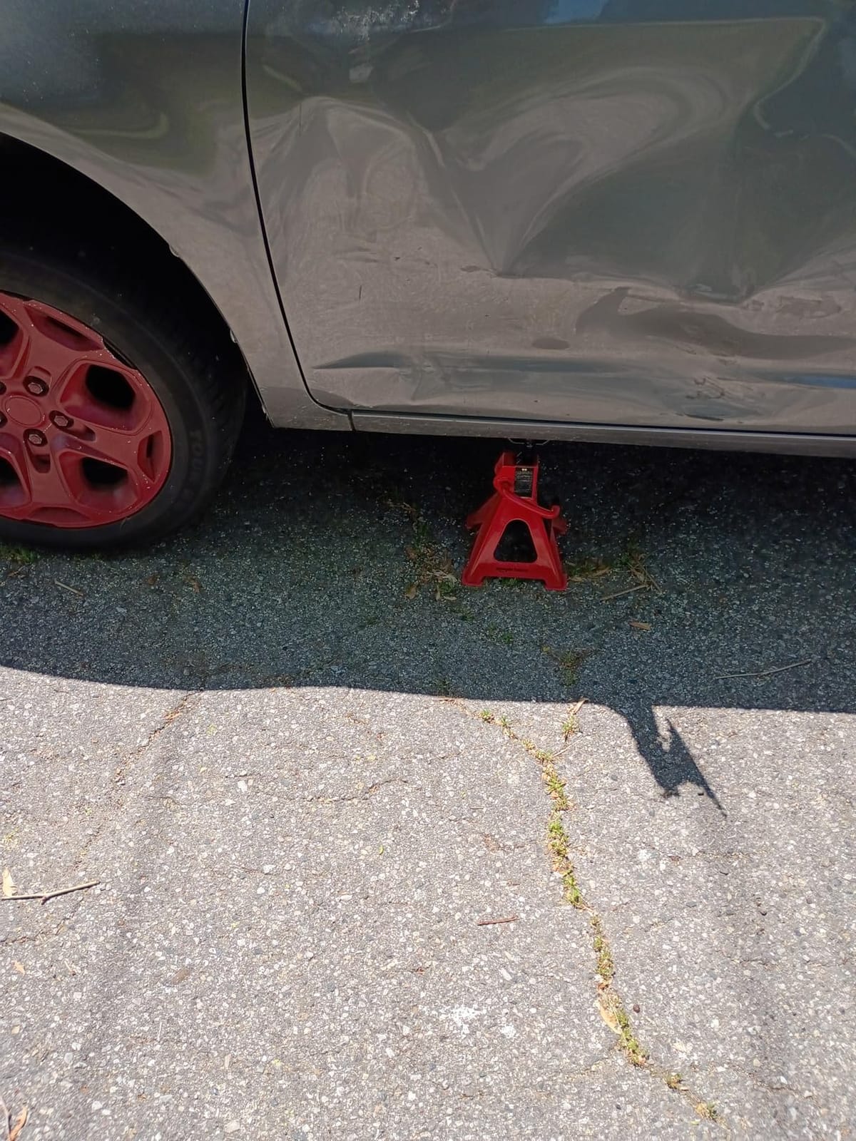 Amazon Basics Steel Jack Auto Stands, 3 Ton (2.7 metric Ton) Capacity, Easy to Use, Adjustable Height, 6,000 lb, 1 Pair, Black and Red (For Sedans and Urban SUVs) customer photo 1