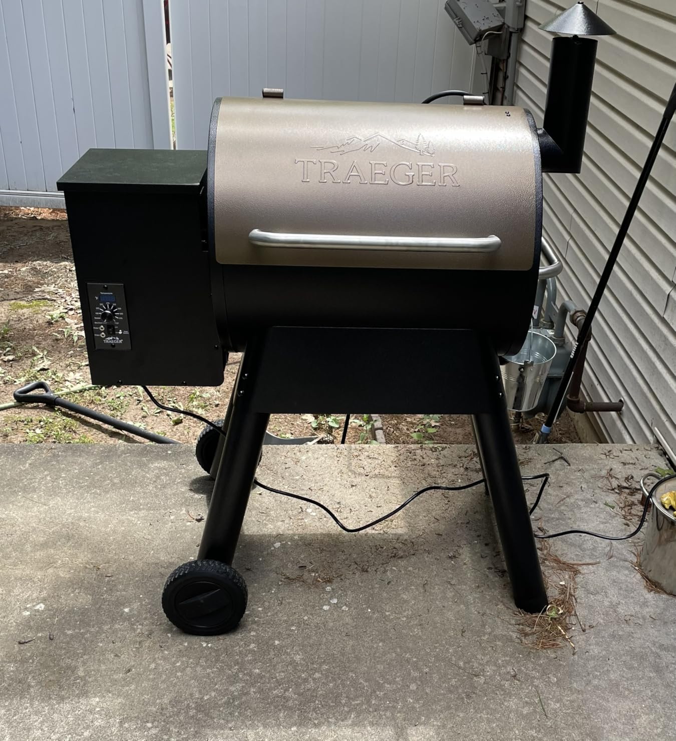 Traeger Pro 22 Wood Pellet Grill & Smoker, 572 Sq In, 6-in-1 BBQ Versatility, Meat Probe, 450F Max, 18 lb Hopper customer photo 1