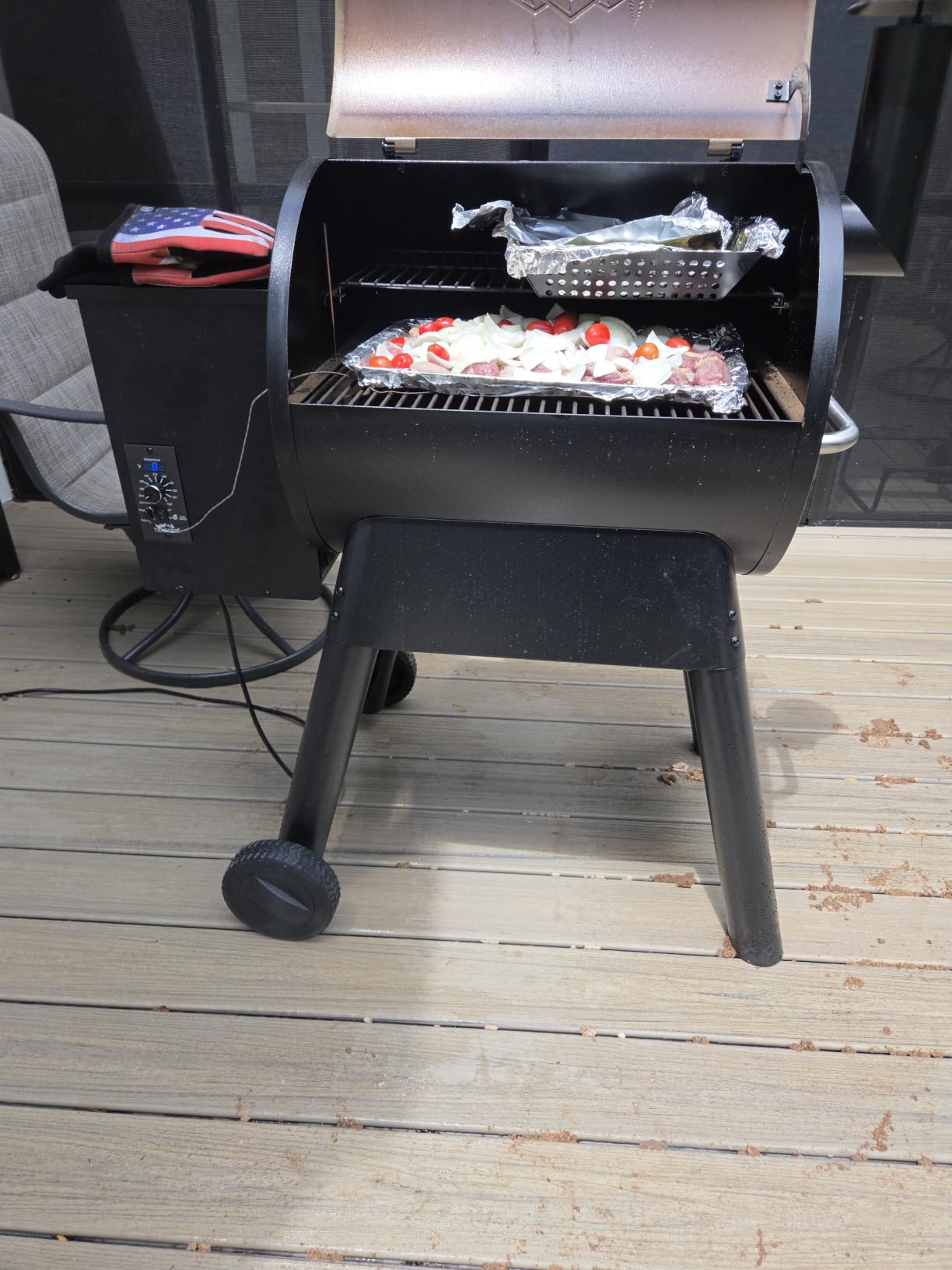 Traeger Pro 22 Wood Pellet Grill & Smoker, 572 Sq In, 6-in-1 BBQ Versatility, Meat Probe, 450F Max, 18 lb Hopper customer photo 2