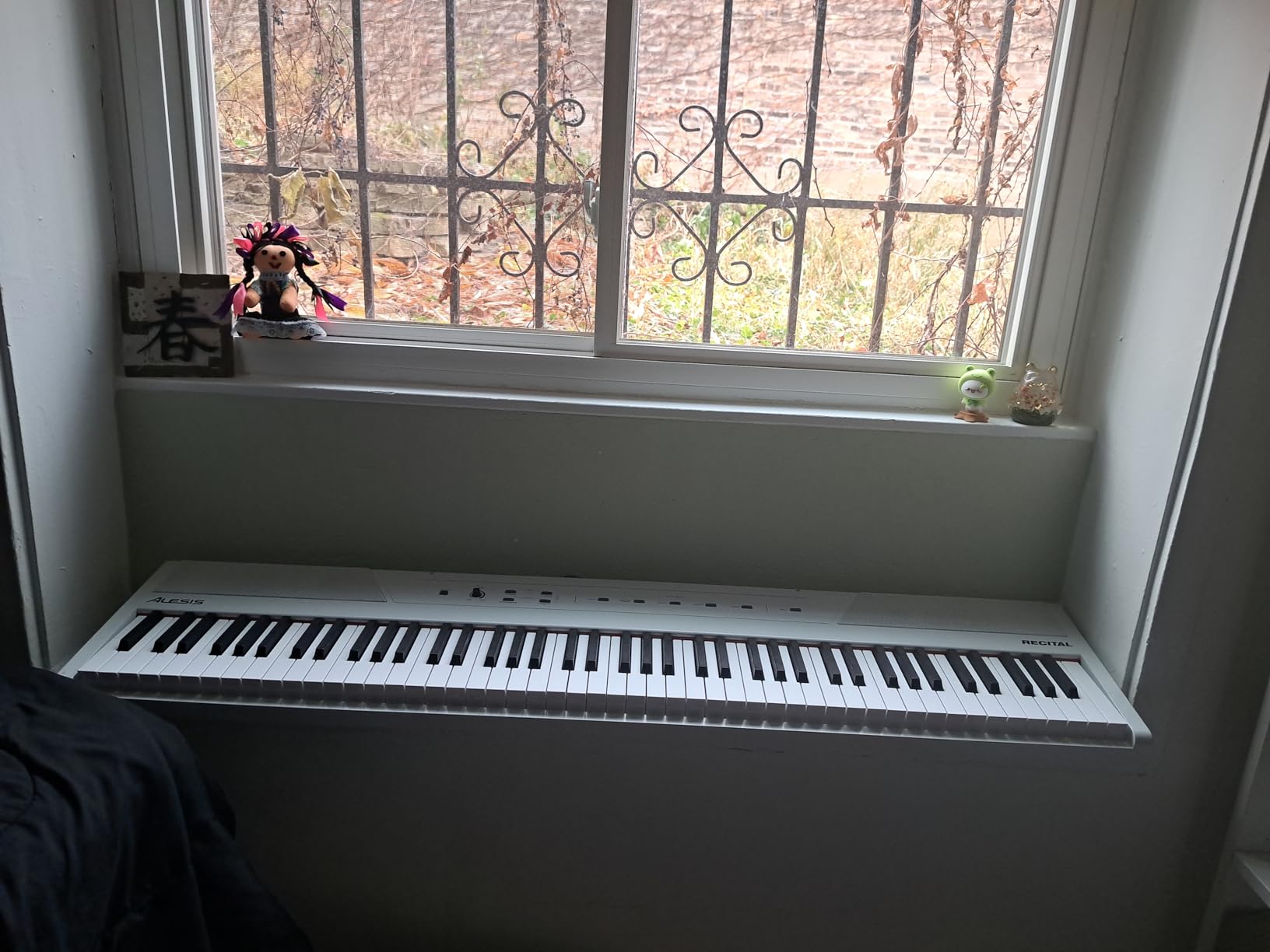 Alesis Recital 88-Key Digital Piano with Semi-Weighted Keys, White | 20W Speakers, 5 Voices, Split/Layer Modes, Adjustable Touch Response, Piano Lessons, for Beginners customer photo 1
