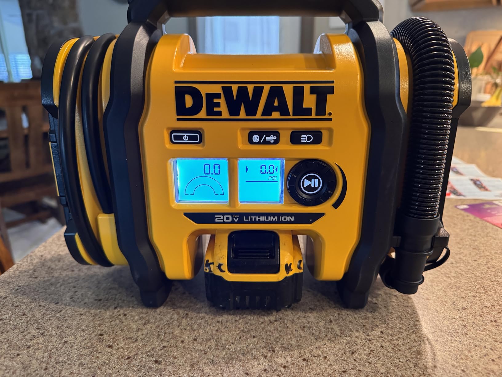 DEWALT Tire Inflator Portable Air Compressor 20V MAX, Car Air Pump with Automatic Shut Off, LED Light, Tool Only (DCC020IB) customer photo 2