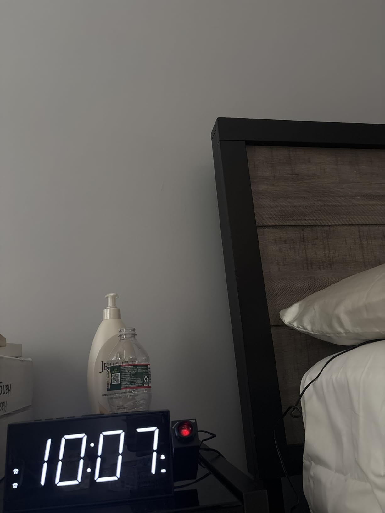 Mesqool Projection Alarm Clock with Loud Bed Shaker, Dual Alarms | 5-level Dimmer, USB Charger, Snooze & DST, Loud Vibrating Alarm customer photo 2