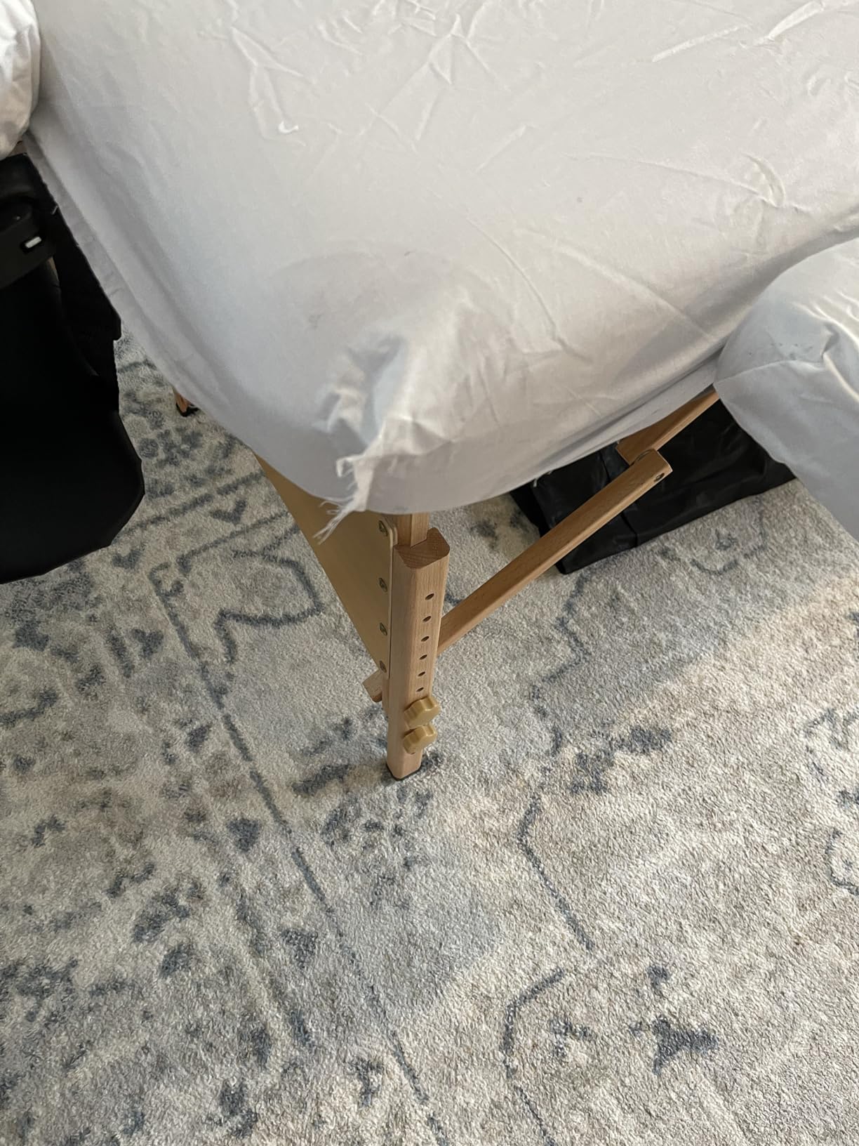 BestMassage Massage Bed Portable Massage Table 24 inch Wide Lash Bed Height Adjustable 2 Folding Spa Table with Towel Hanger Oil Pouch Half Bolster Round Bolster Non-Woven Bag customer photo 2