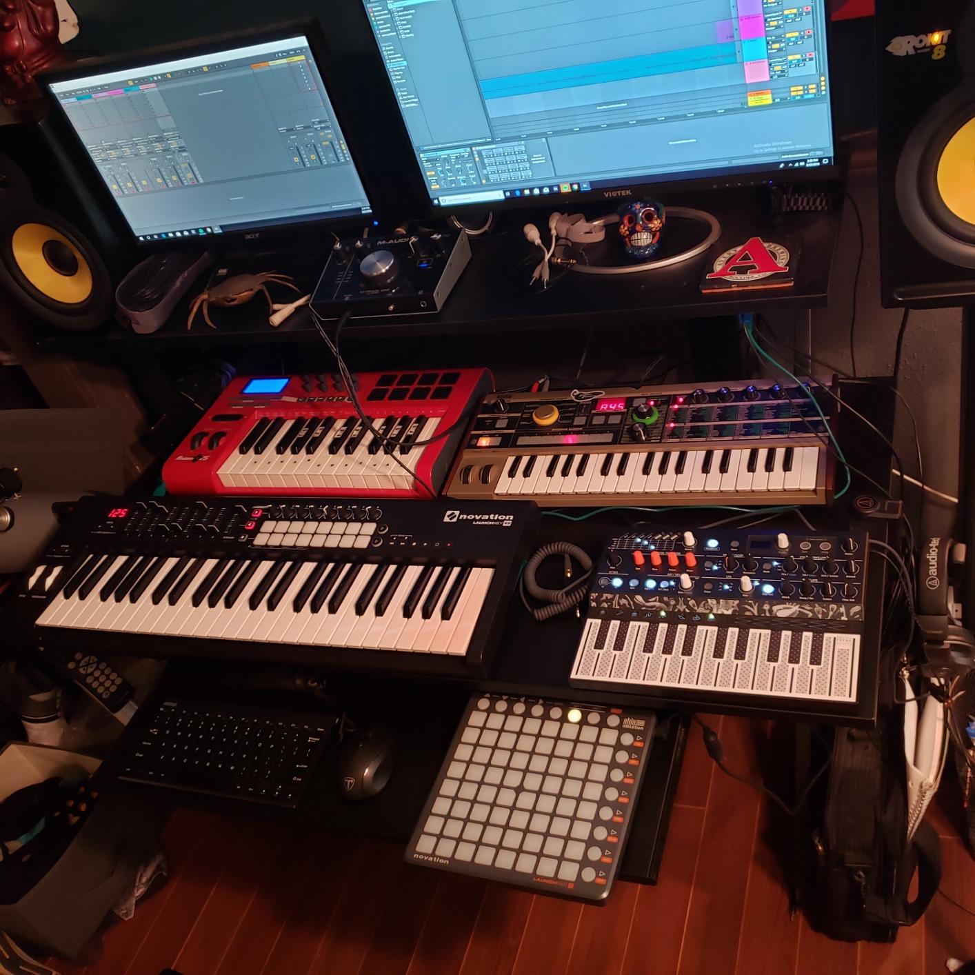 Arturia MicroFreak Synthesizer Keyboard | 21 paraphonic oscillator modes from physical modeling to wavetable, 25-key poly-aftertouch keybed, CV pitch gate and pressure customer photo 2