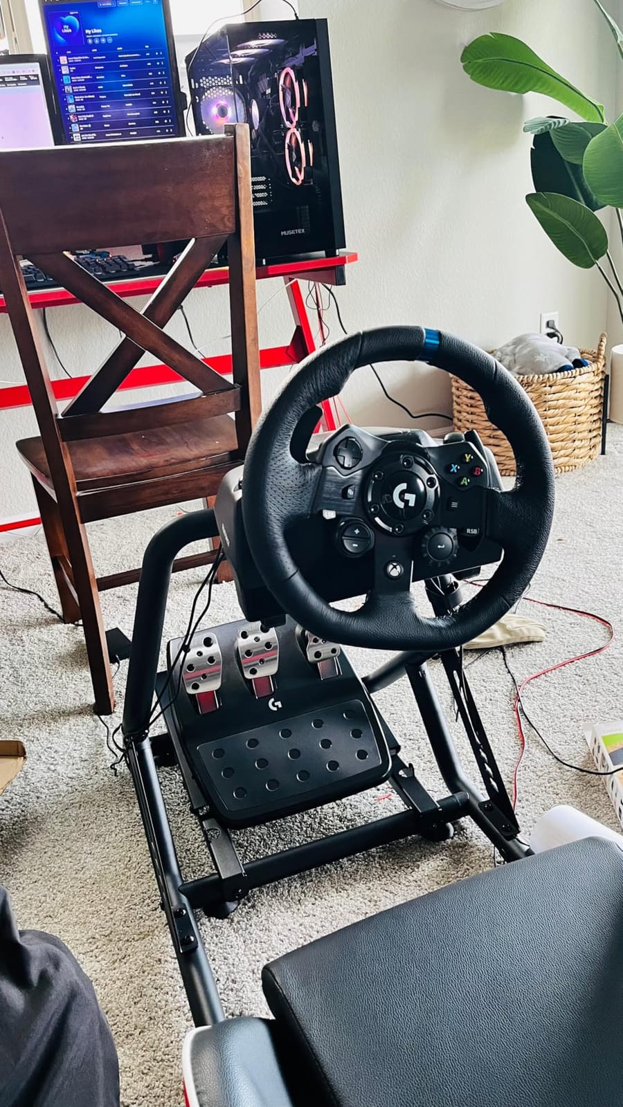 Logitech G923 Racing Wheel and Pedals for Xbox X|S, Xbox One and PC Featuring TRUEFORCE up to 1000 Hz Force Feedback, Responsive Pedal, Dual Clutch Launch Control, and Genuine Leather Wheel Cover customer photo 2