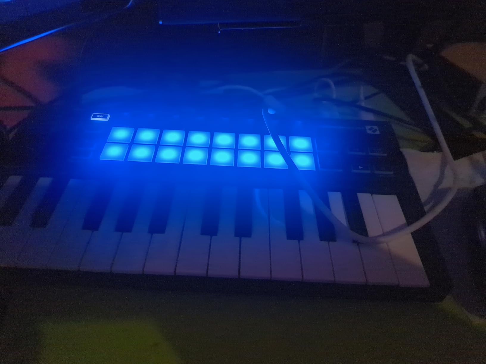 Novation Launchkey Mini [MK3] - Portable 25-Key, USB, MIDI Keyboard Controller with DAW Integration, Chord Mode, and Arpeggiator - for Music Production customer photo 1