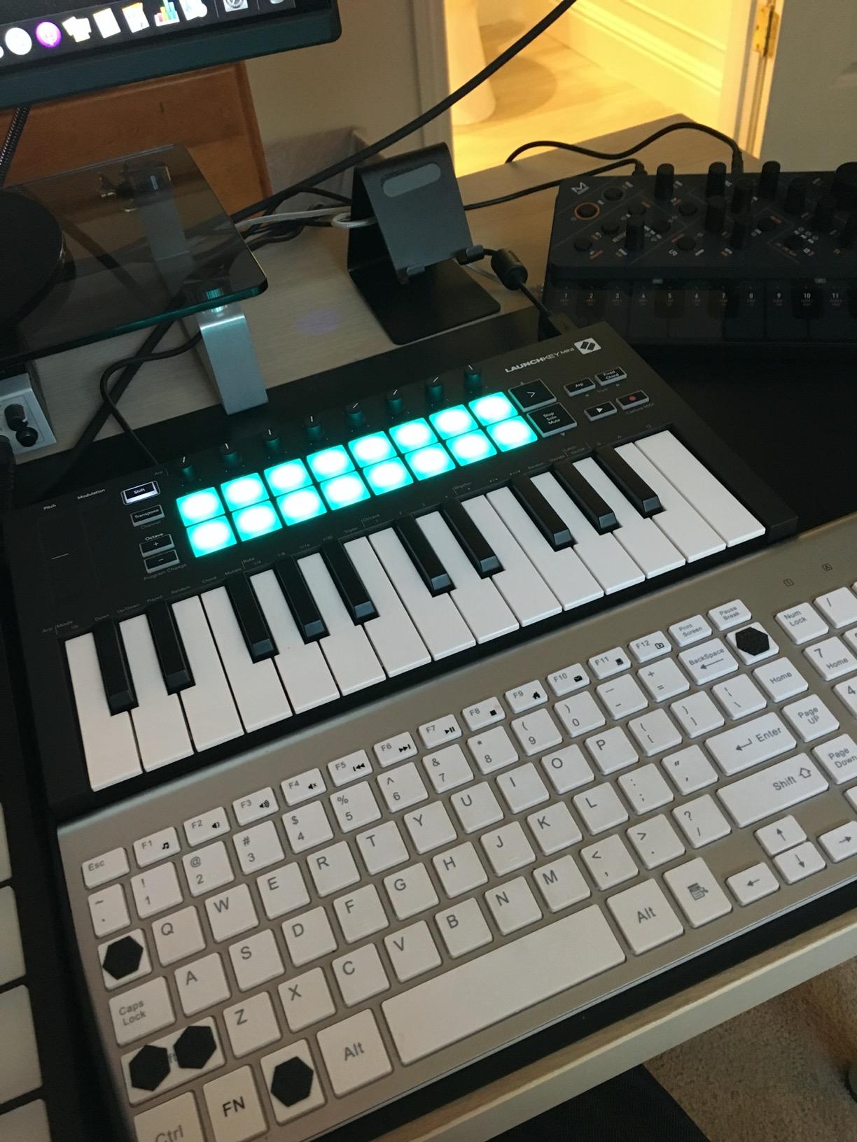 Novation Launchkey Mini [MK3] - Portable 25-Key, USB, MIDI Keyboard Controller with DAW Integration, Chord Mode, and Arpeggiator - for Music Production customer photo 2