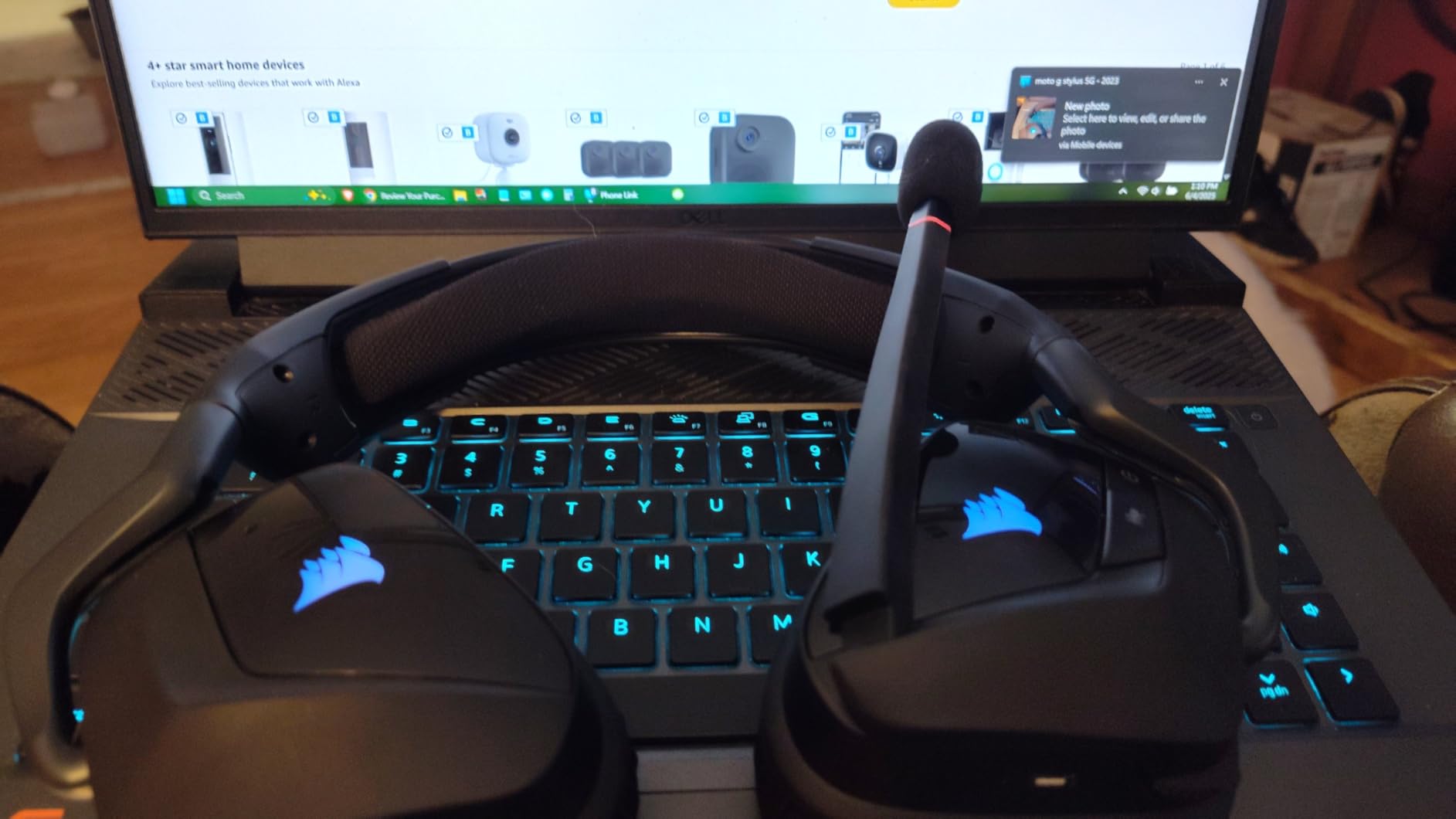 Corsair Void RGB Elite Wireless Gaming Headset - 7.1 Surround Sound - Omni-Directional Microphone - Microfiber Mesh Earpads - Up to 40ft Range - iCUE Compatible - PC, Mac, PS5, PS4 - White customer photo 1