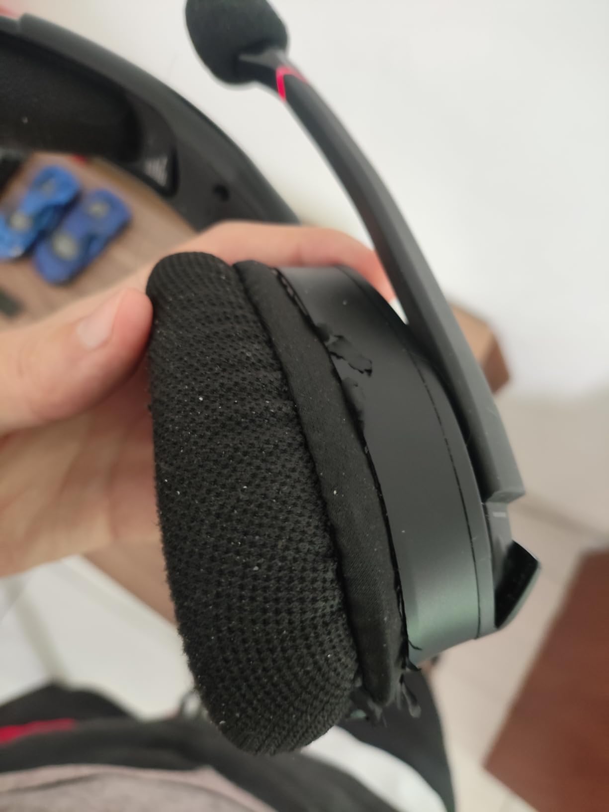 Corsair Void RGB Elite Wireless Gaming Headset - 7.1 Surround Sound - Omni-Directional Microphone - Microfiber Mesh Earpads - Up to 40ft Range - iCUE Compatible - PC, Mac, PS5, PS4 - White customer photo 2