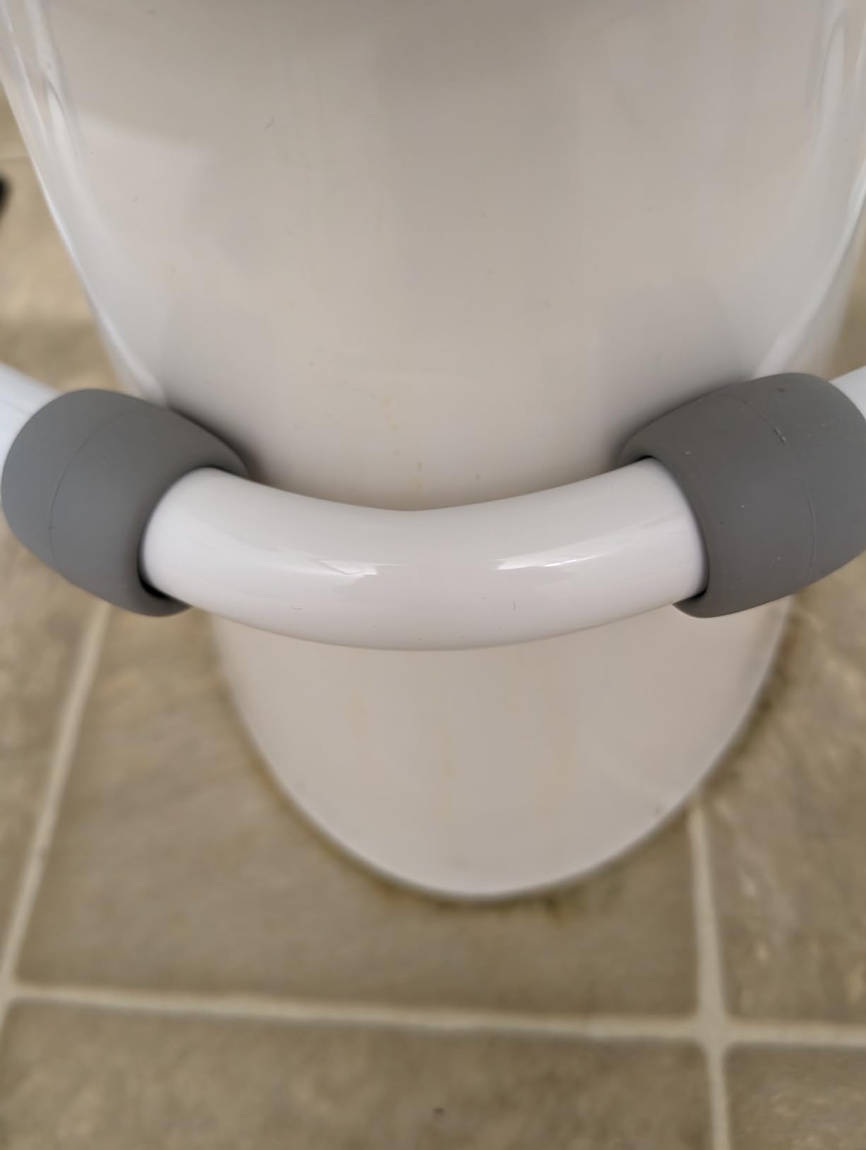 KMINA Toilet Safety Rails for Seniors, Adjustable Frame with Grab Bars | Armrests with 6 Height Settings, Heavy Duty Steel, Lateral Suction Pads, Easy to Install, White customer photo 1