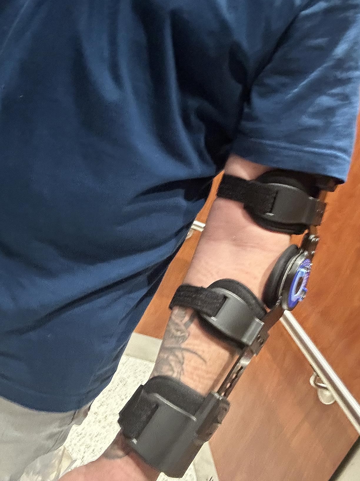 Orthomen Hinged ROM Elbow Brace, Adjustable Post OP Stabilizer for Surgery Recovery, Fracture and Tendon Repair Rehabilitation - Telescoping Arm Splint with Locking Hinges, Left customer photo 1