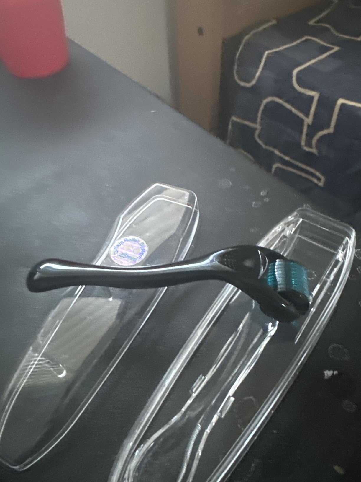 ROSELYNBOUTIQUE Derma Roller for Men & Women - Personal Cosmetic Beauty Tool 0.25mm - Titanium(Black Blue) customer photo 2