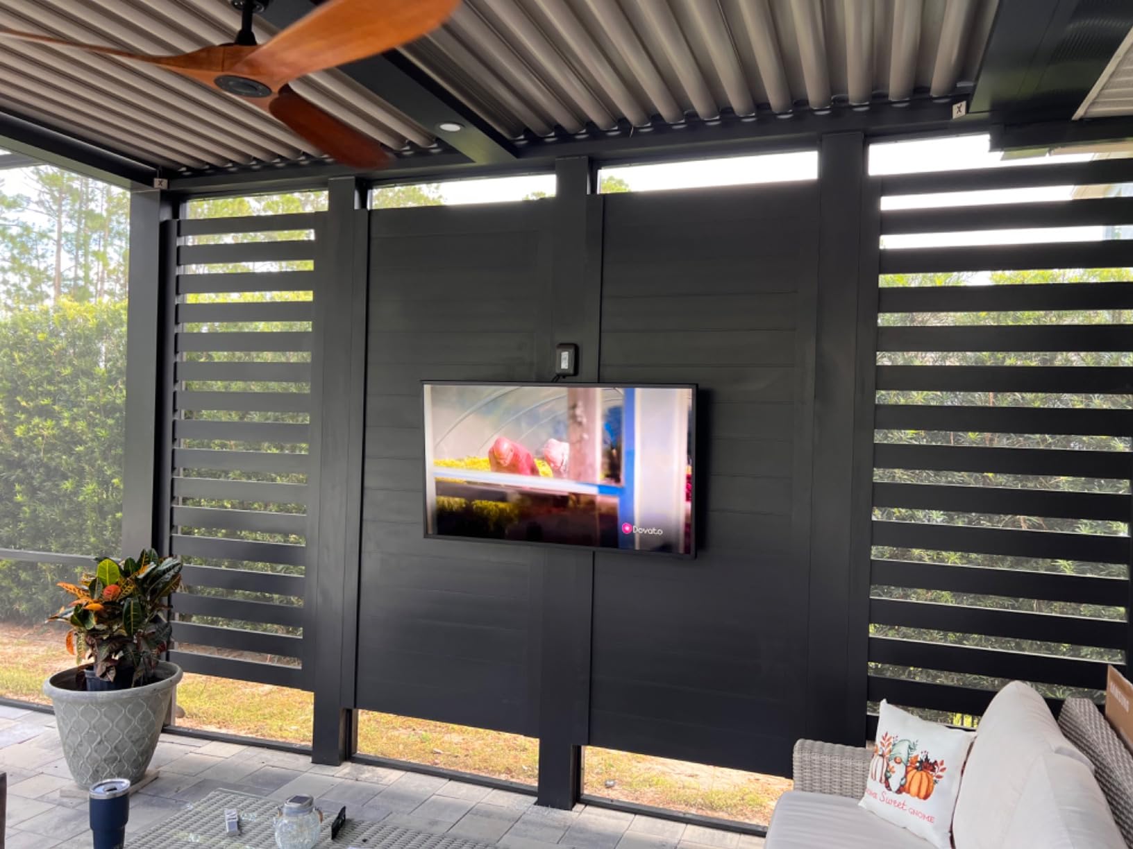 SAMSUNG 55-inch Class QLED 4K The Terrace Partial Sun Outdoor, Direct Full Array 16x, Quantum HDR 32x, Weatherproof, Wide Viewing Angle Smart TV w/ Alexa Built-in (QN55LST7TAFXZA, Latest Model) customer photo 2