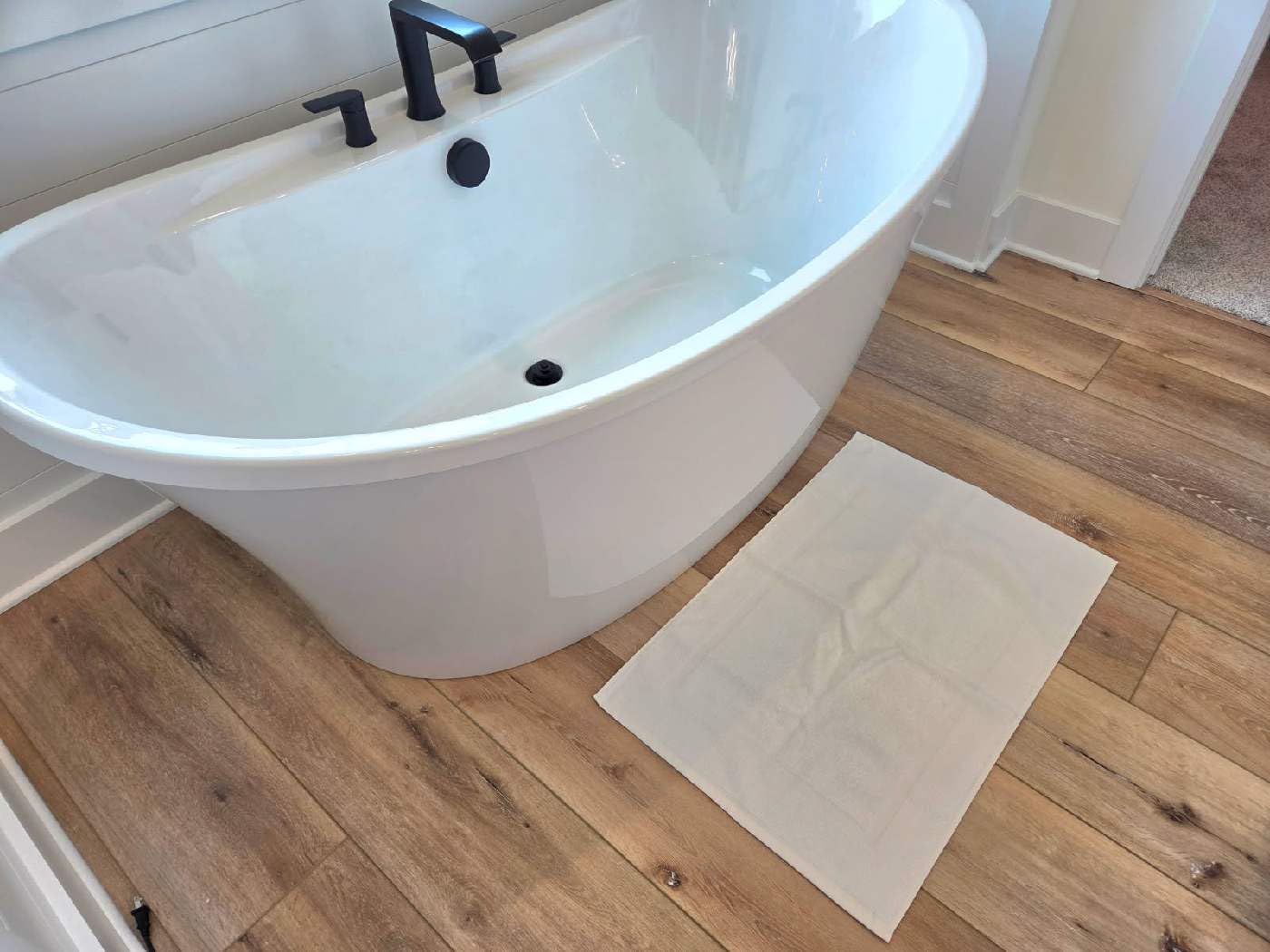 Amazon Basics Non-Slip Cotton Bath Mat, 100% Cotton Absorbent, Machine Washable, 31