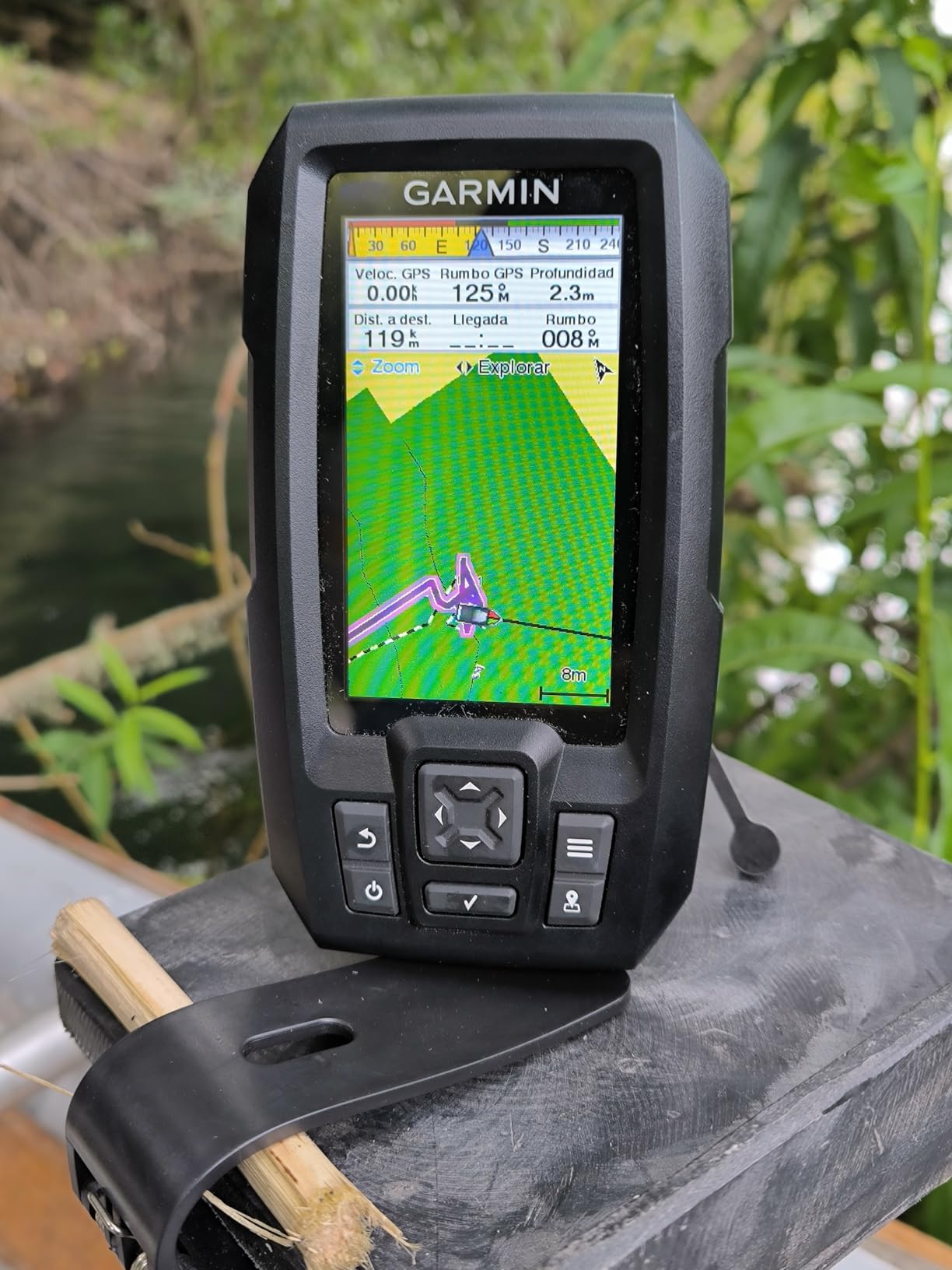 Garmin Striker Vivid 4cv Fishfinder with Transducer - 4-inch LCD Display - Easy-to-Use Scanning Sonar - Color Palettes, 11.2 Ounces (010-02550-00) customer photo 2
