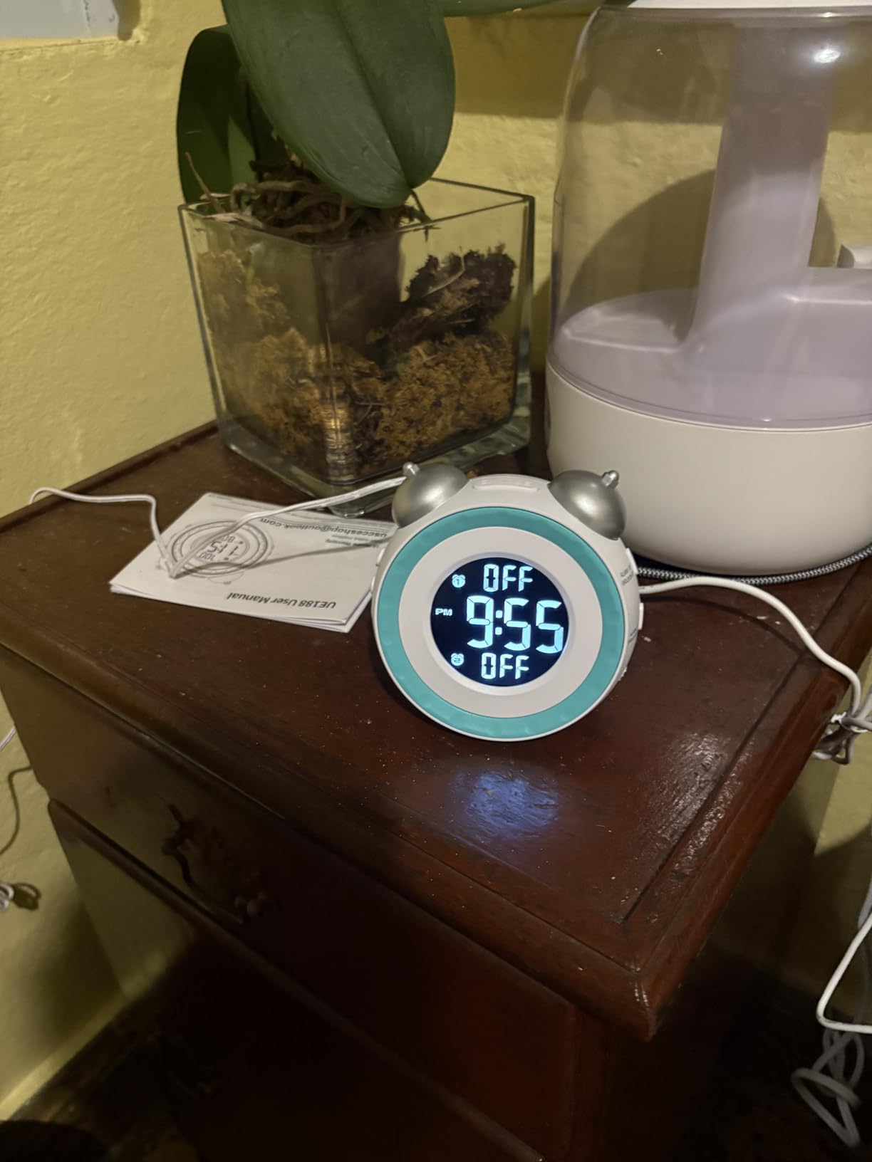 uscce Loud Dual Alarm Clock with Bed Shaker - 0-100% Dimmer, Vibrating Alarm Clock for Heavy Sleepers or Hearing Impaired, Easy to Set, USB Charging Port, Snooze, Battery Backup customer photo 2