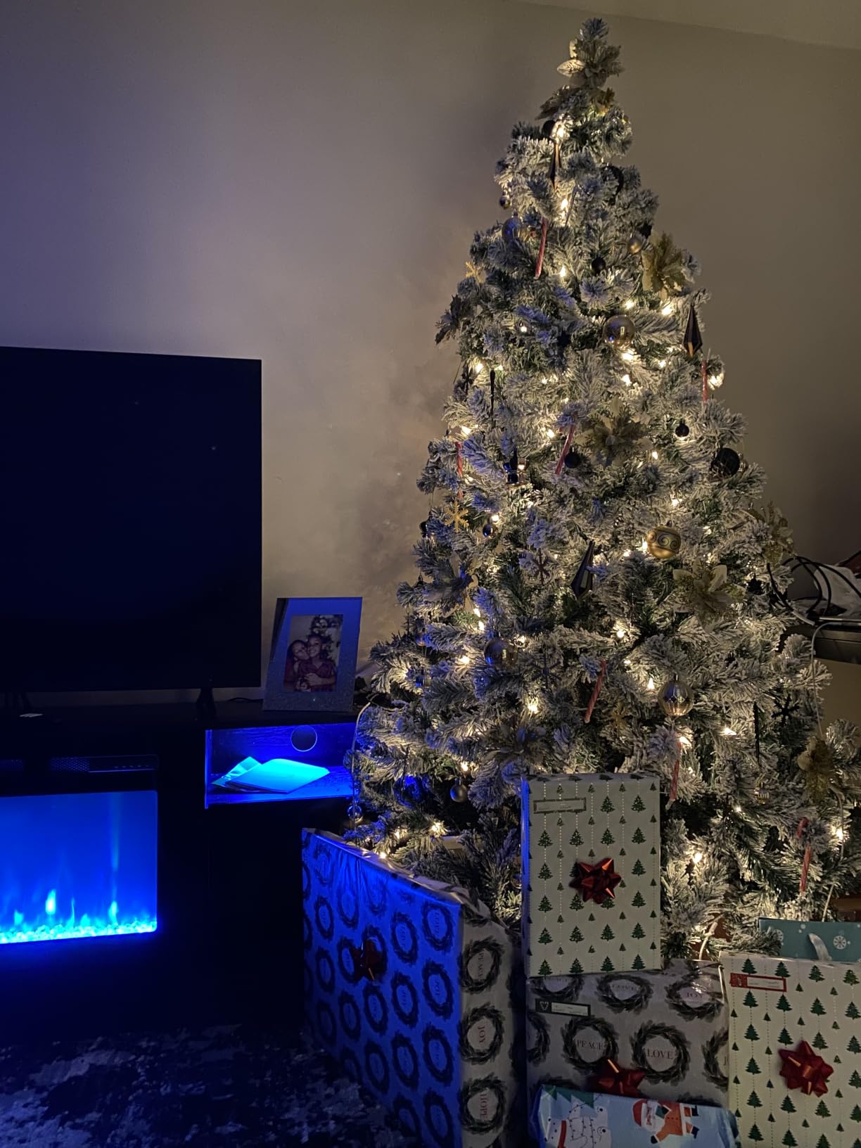 Yaheetech 6ft Pre-Lit Snow Flocked Artificial Christmas Tree, 250 Lights customer photo 1