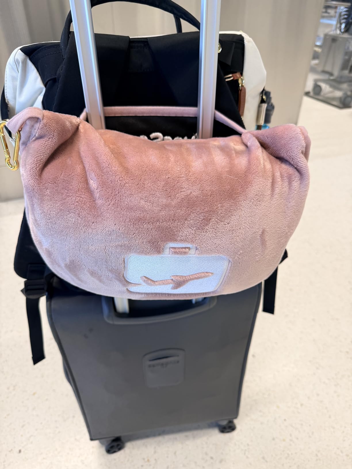 EverSnug Travel Blanket and Pillow - Premium Soft 2 in 1 Airplane Blanket with Soft Bag Pillowcase, Hand Luggage Sleeve and Backpack Clip (Grey) customer photo 2