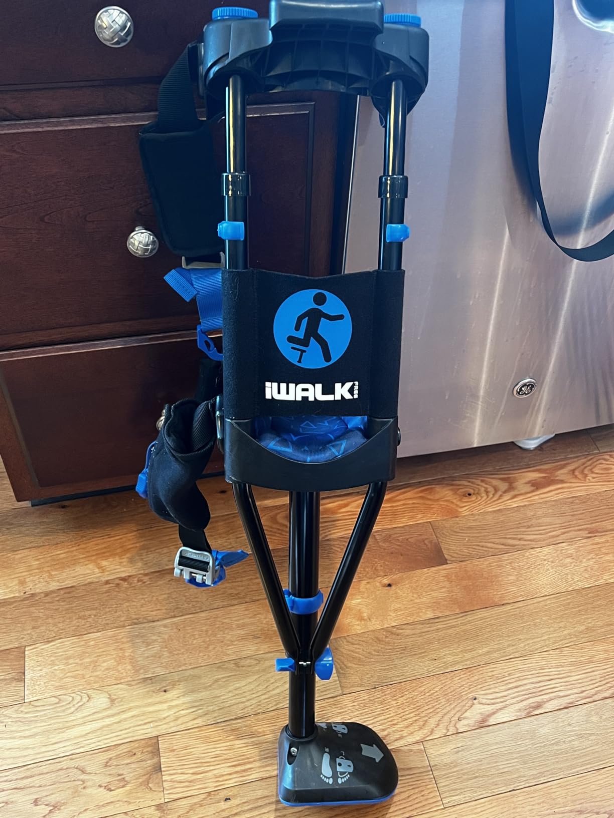 iWALK3.0 Original Hands Free Knee Crutch-Replaces Knee Scooter & Crutches | MUST MEET ALL QUALIFICATIONS FOR USE-NOT FOR ELDERLY OR BALANCE IMPAIRED. Learning curve 1-3 days - read ENTIRE LISTING first customer photo 1