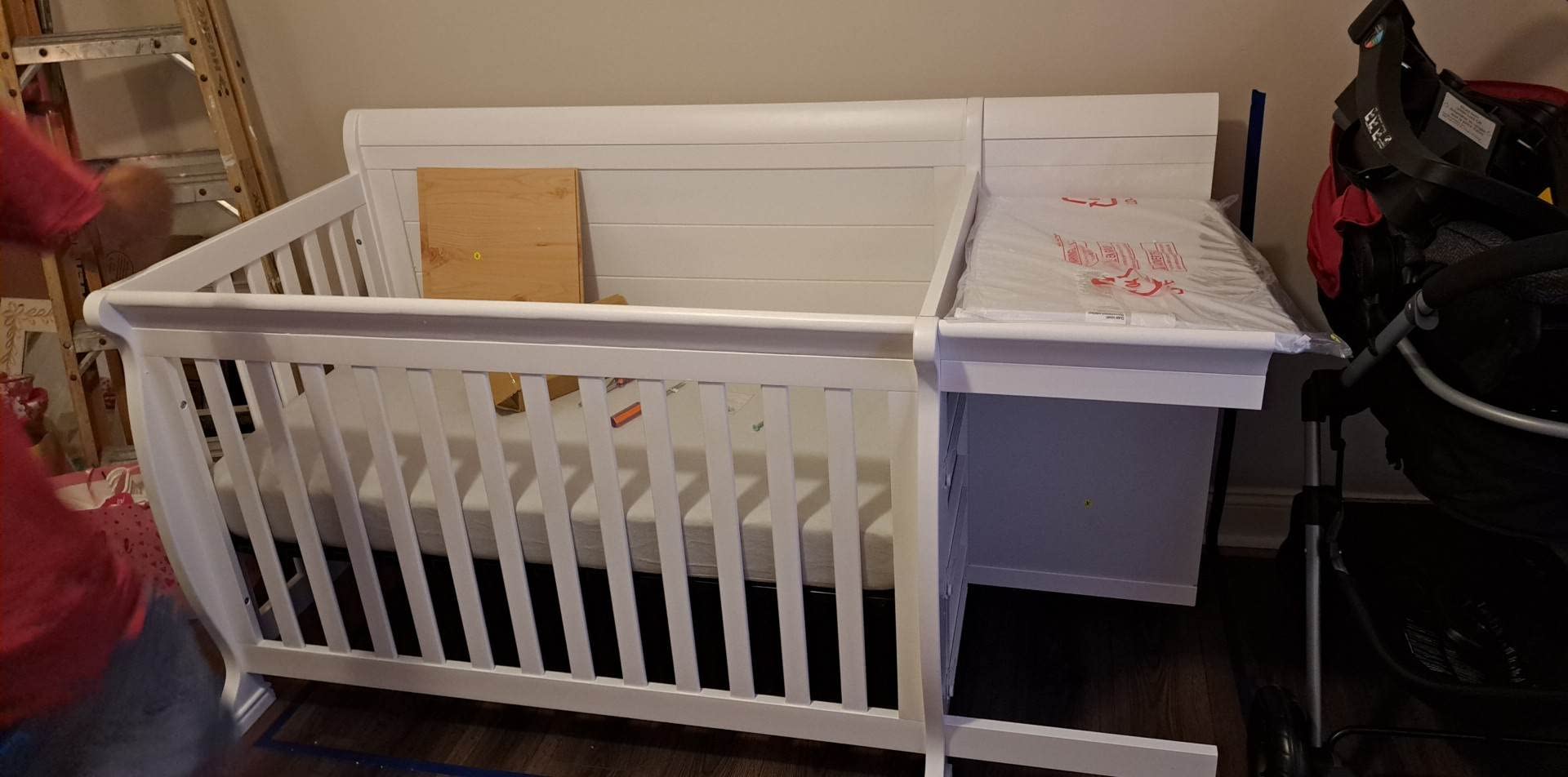 DaVinci Kalani 4-in-1 Convertible Crib and Changer Combo in White customer photo 2