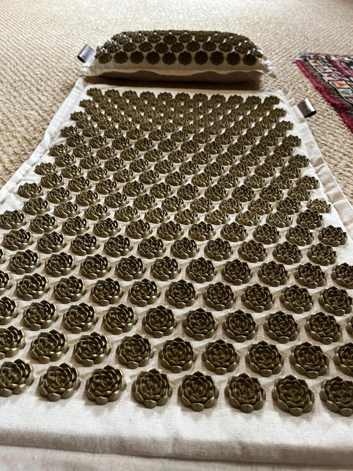 UNMERA Acupressure Mat and Pillow Set, Natural Linen & Coconut Fiber Filling customer photo 1